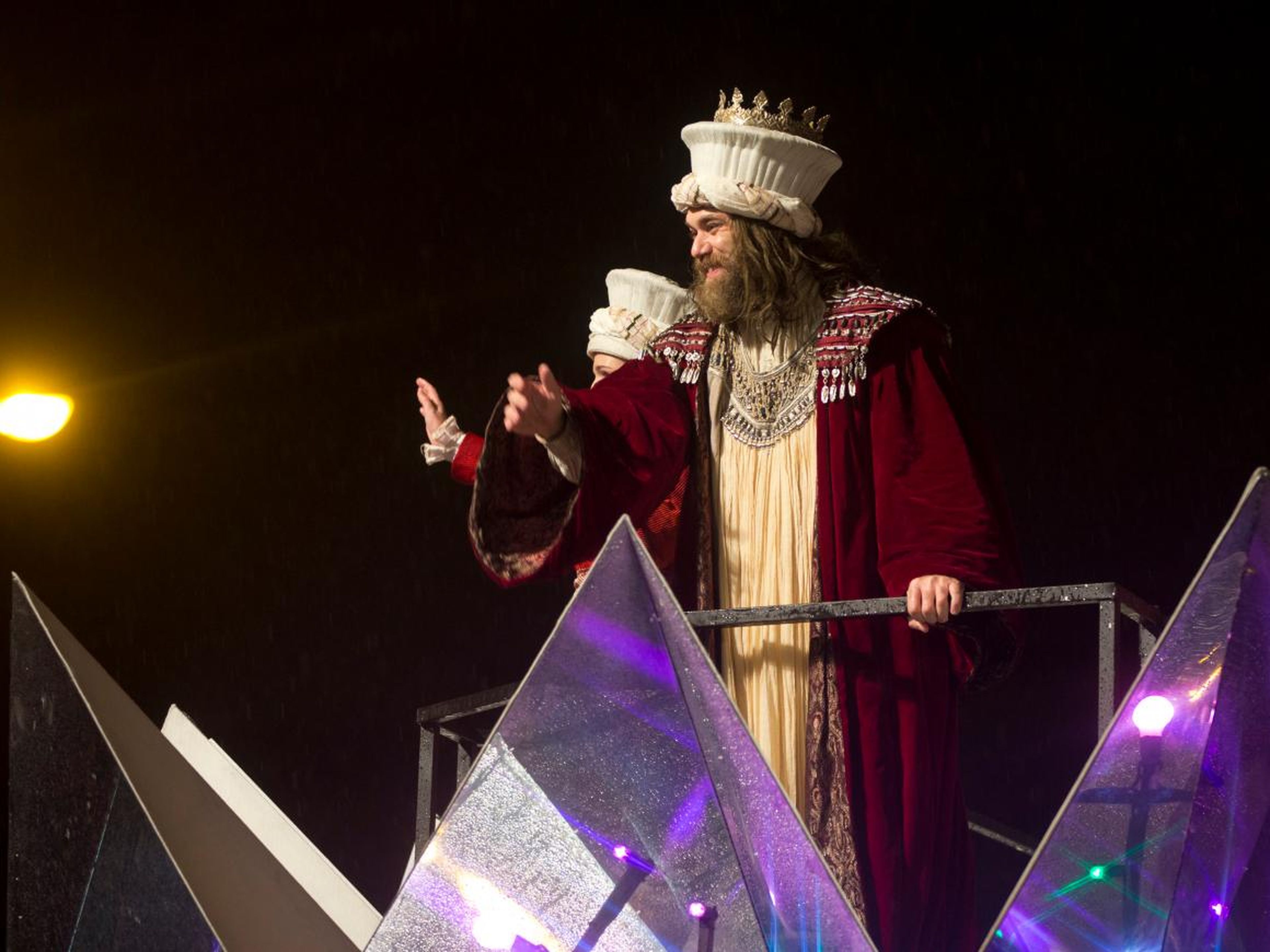 Un hombre representa a Gaspar, uno de los tres Reyes Magos durante la "Cabalgata de Reyes"