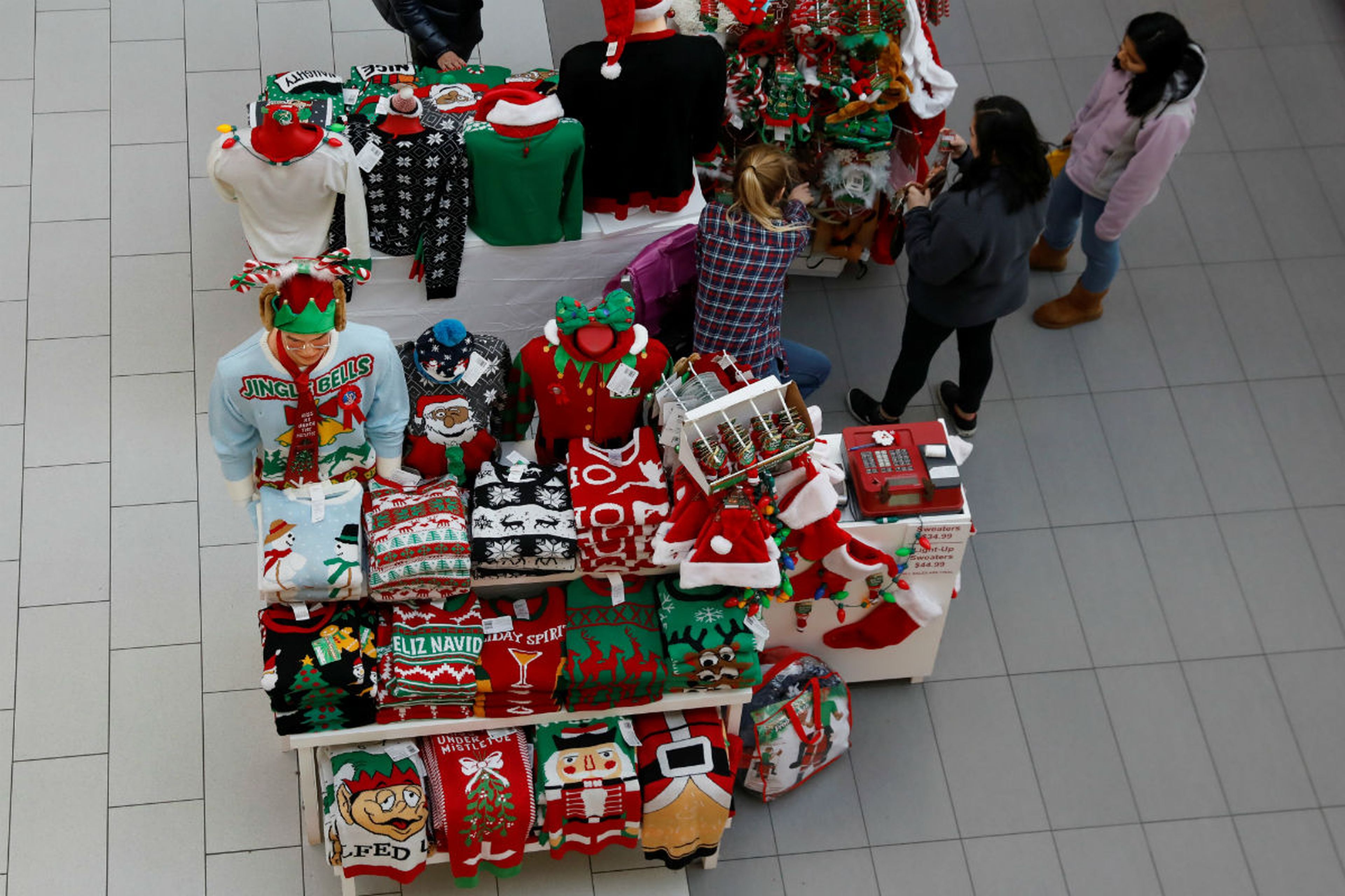 Un stand con regalos con motivos navideños