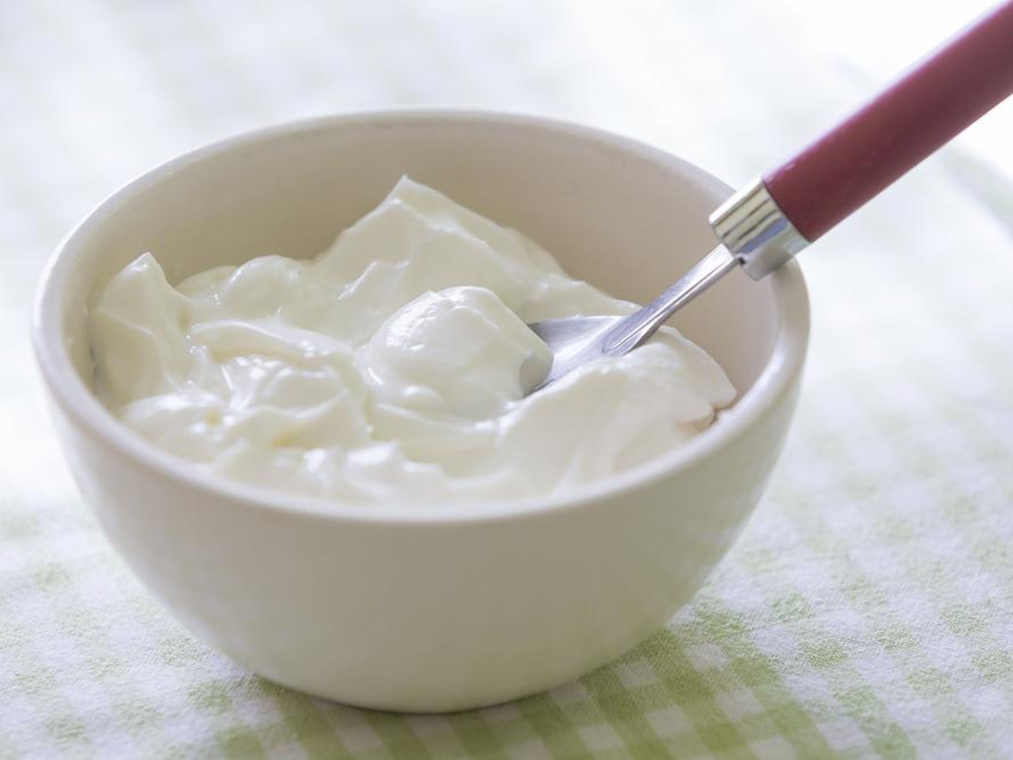El yogur podría cuajarse si lo metes al congelador.