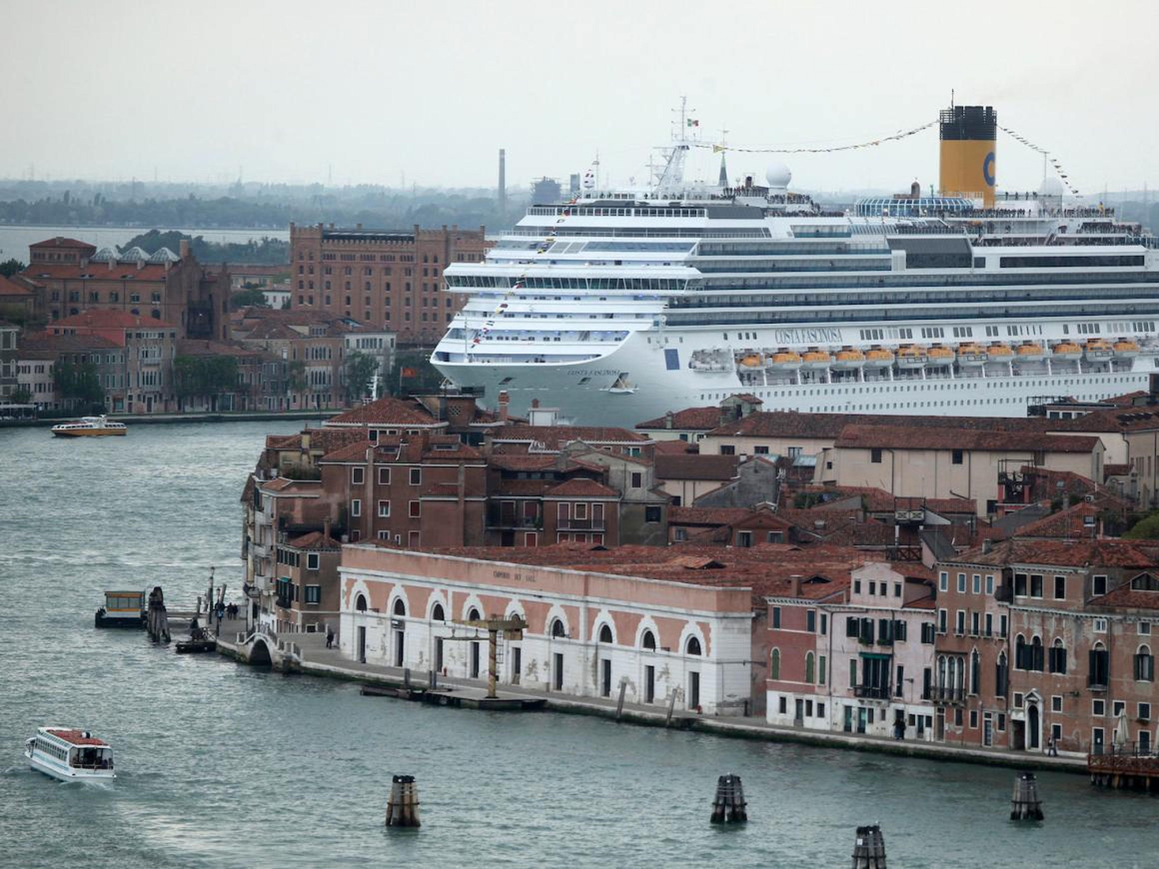 El "Costa Fascinosa" navega por Venecia en 2012.