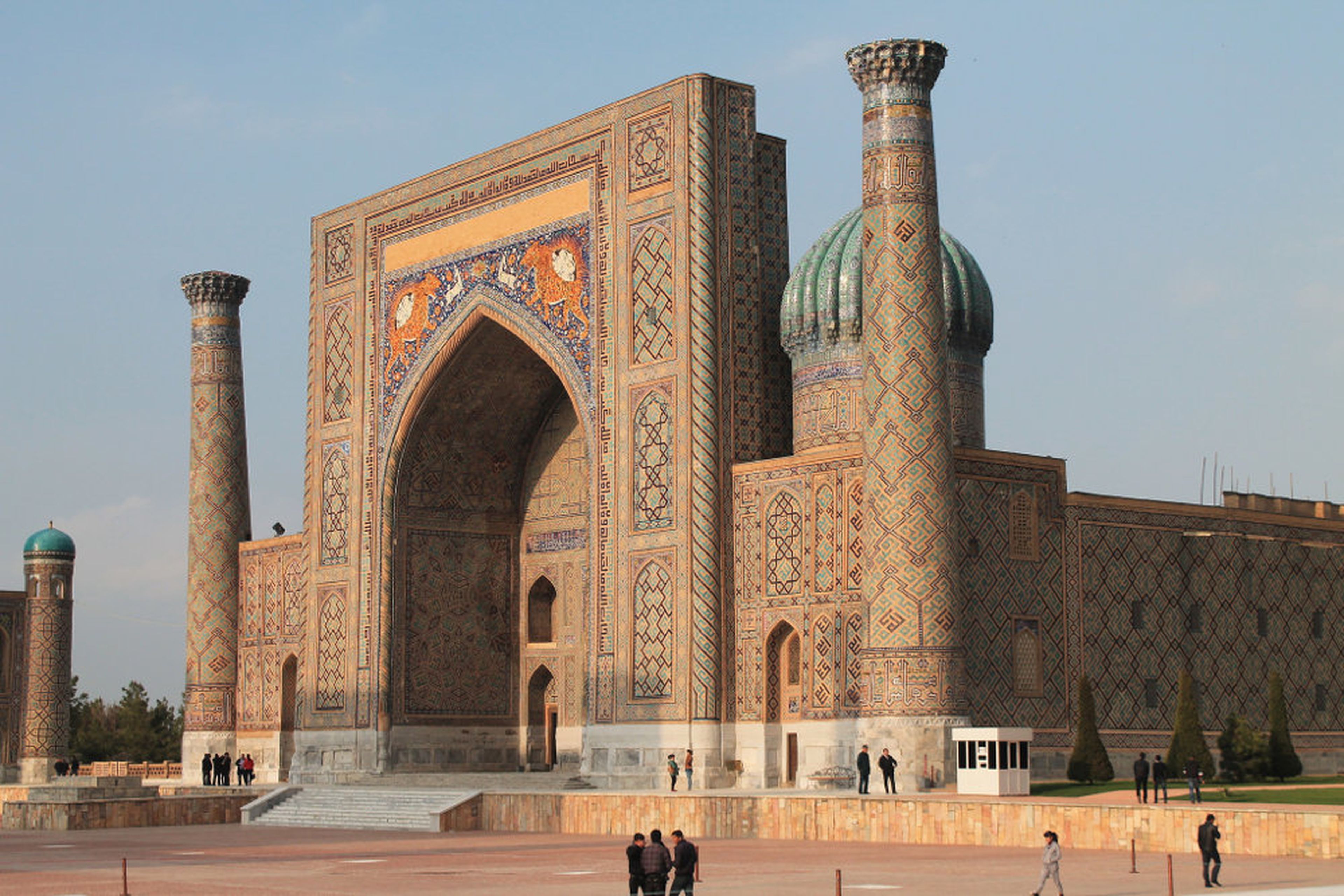 Mezquita Shir Dor, Plaza Registan, Samarcanda, Uzbekistán.