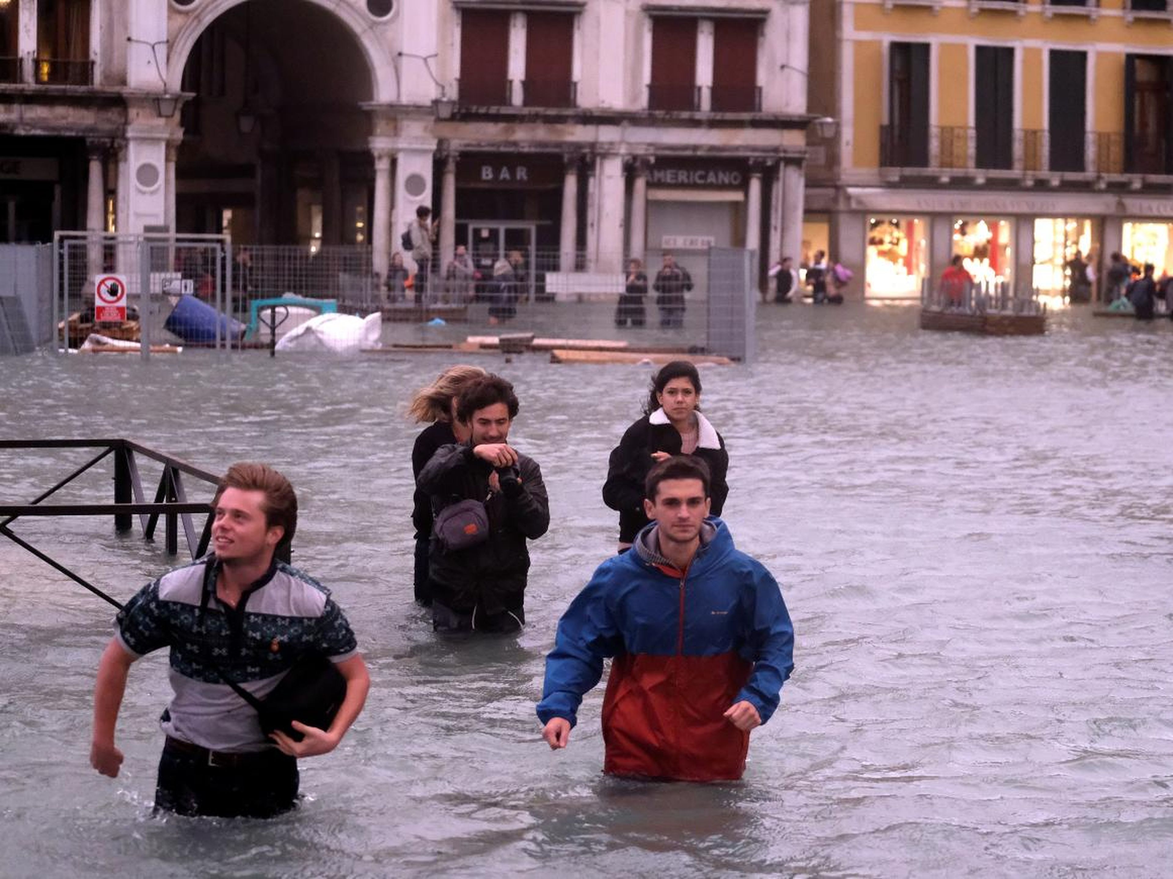 Почему венеция на воде. Наводнение в Венеции. Площадь Сан Марко в Венеции затопило. Венеция Италия наводнение. Венеция уходит под воду.