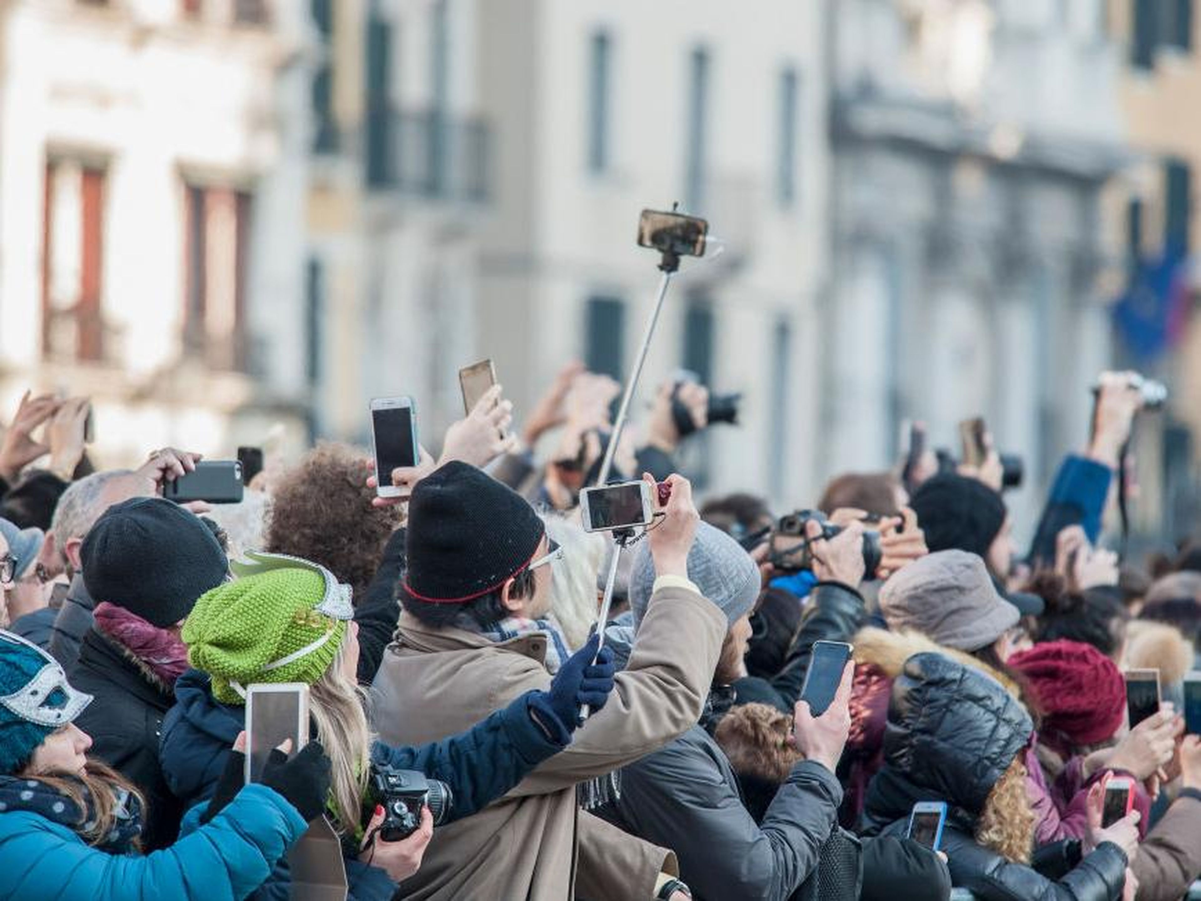Los turistas toman fotos en la Plaza de San Marcos el 4 de febrero de 2018 en Venecia, Italia, durante el Carnaval.