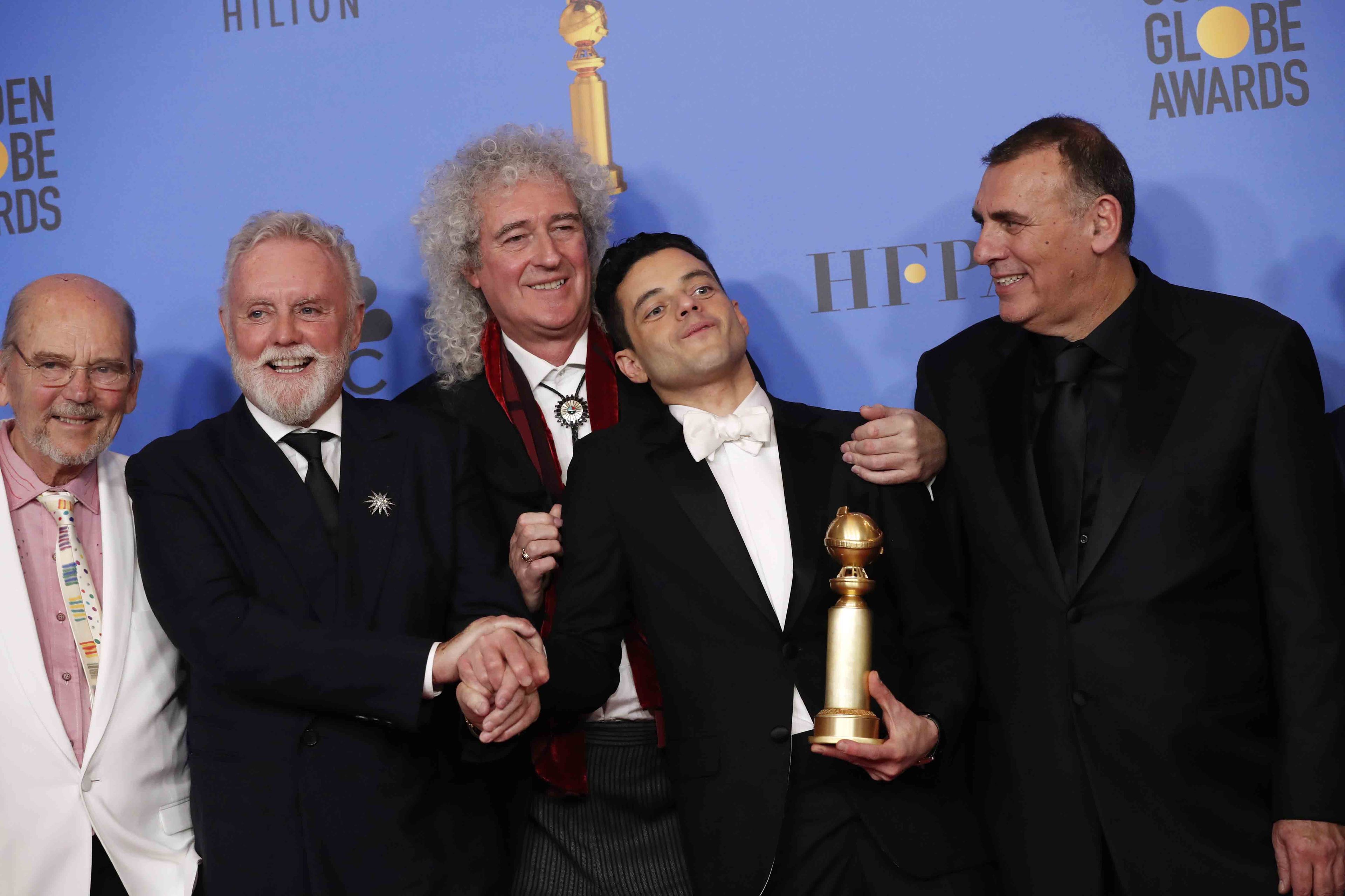 Jim Beach, Roger Taylor, Brian May, Rami Malek con su galardón a la mejor actuación de un actor en una película de drama