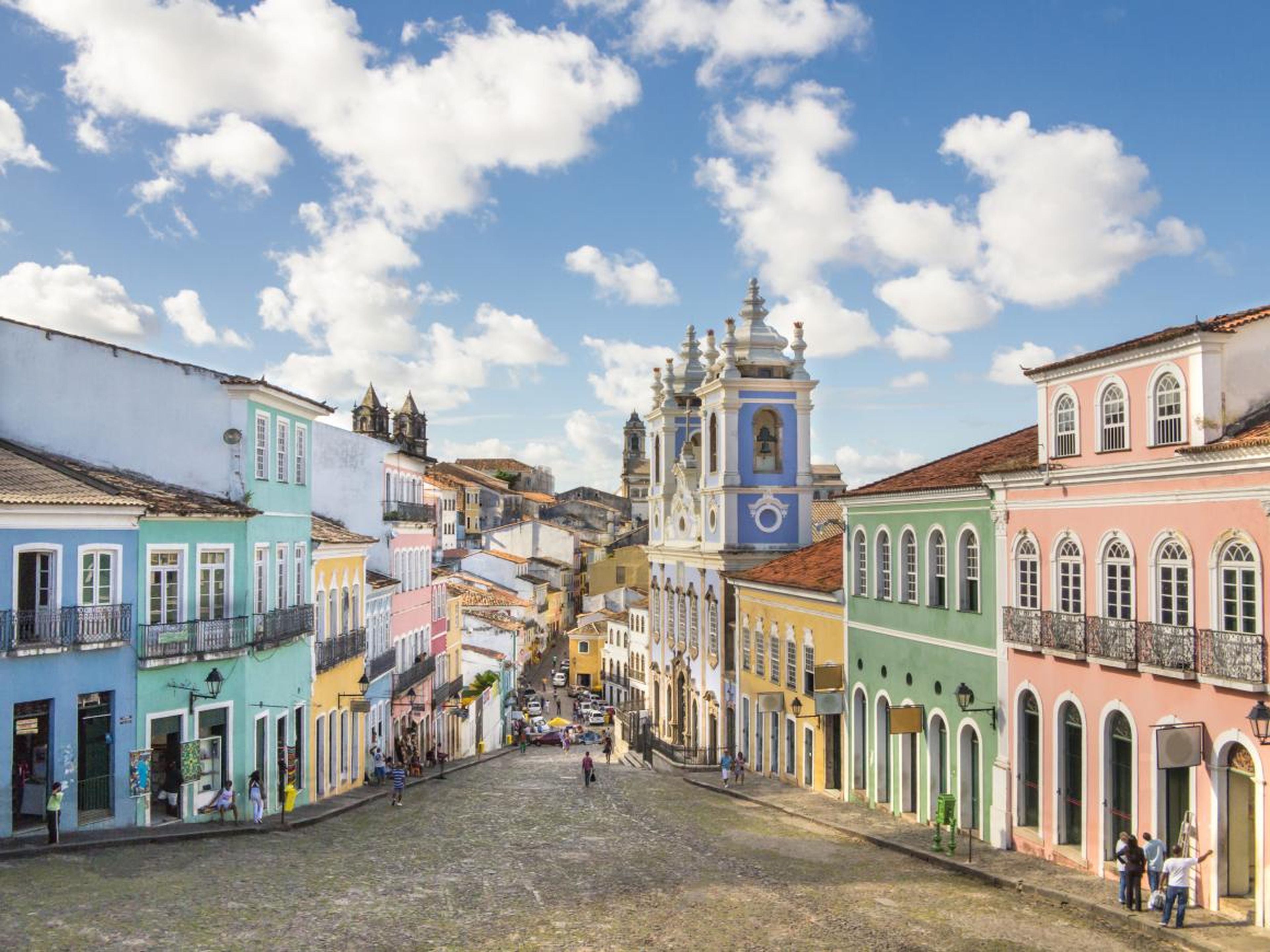 Las calles de Salvador están llenas de edificios color pastel.