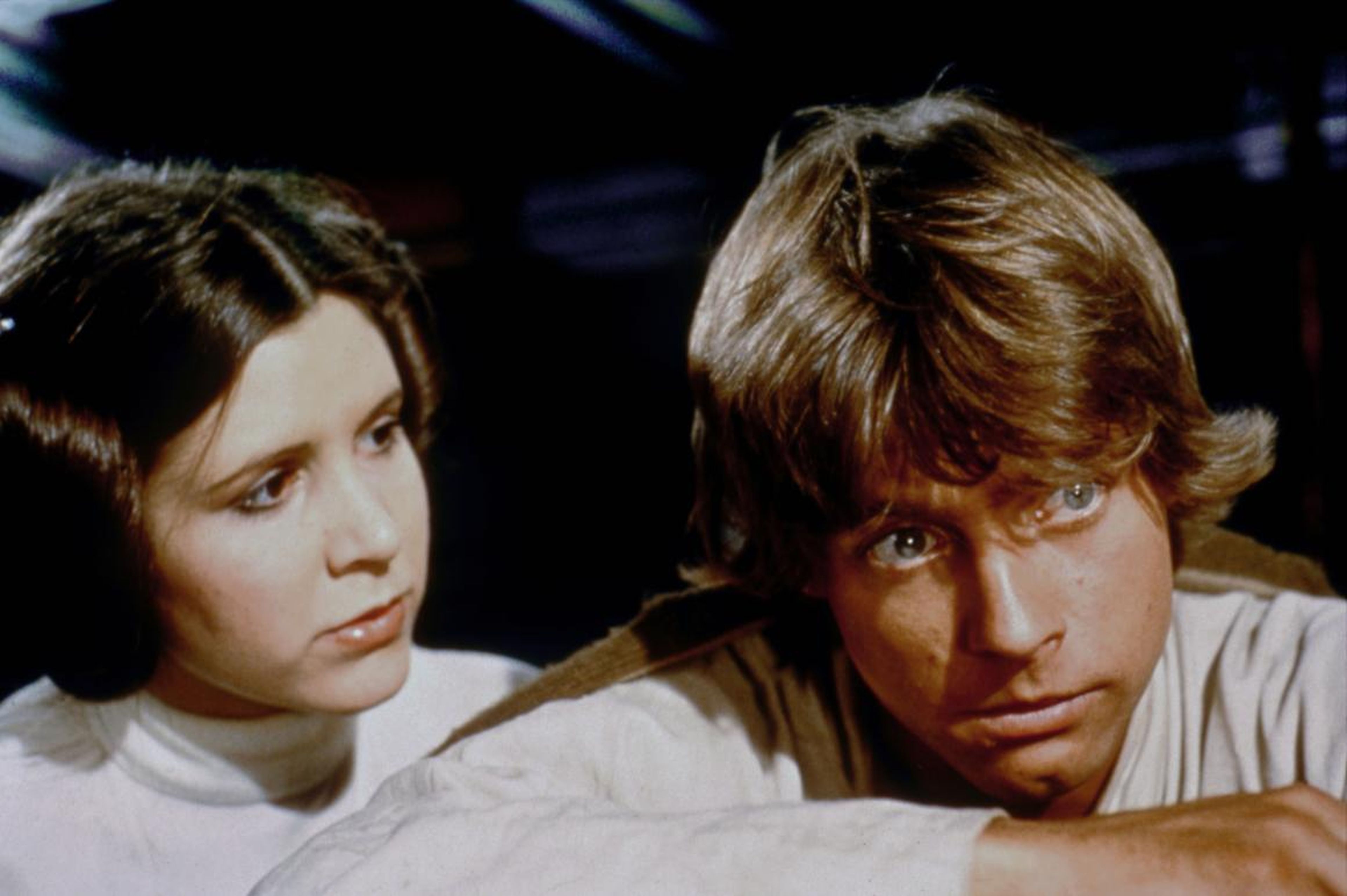 Los actores estadounidenses Carrie Fisher y Mark Hamill en el set de rodaje de 'Star Wars: Episodio IV - Una nueva esperanza'.