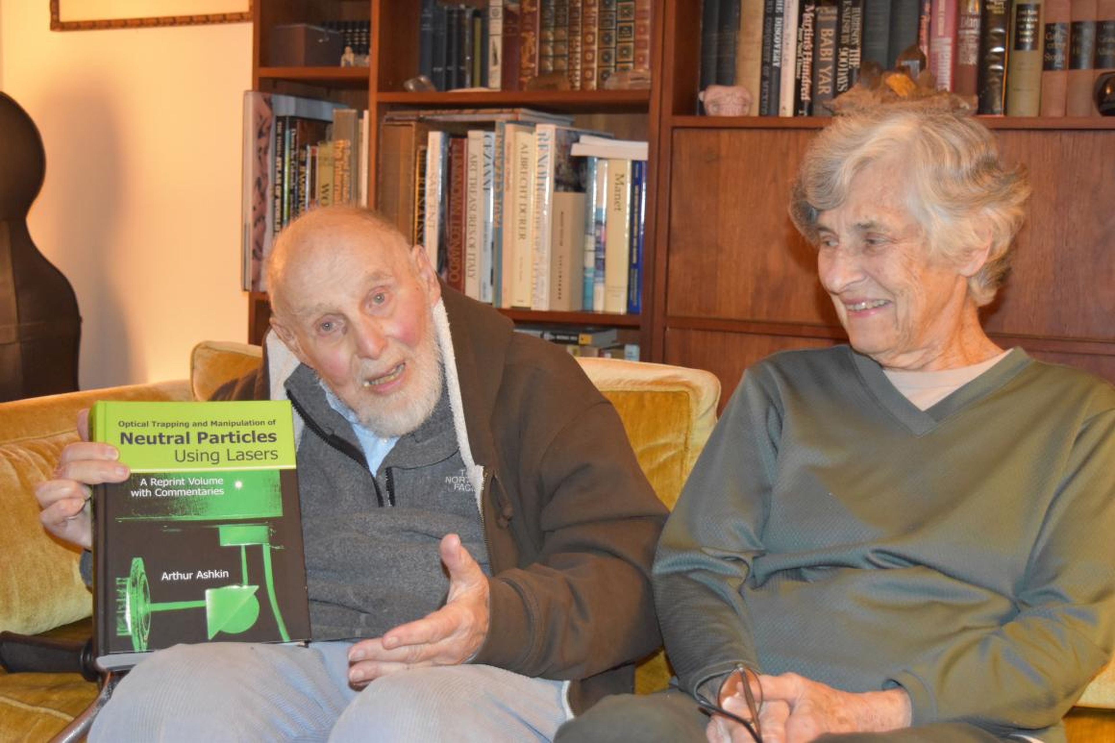 El galardonado con un Premio Nobel, de 96 años, Arthur Ashkin y su mujer Aline (86 años) en su casa de Nueva Jersey.