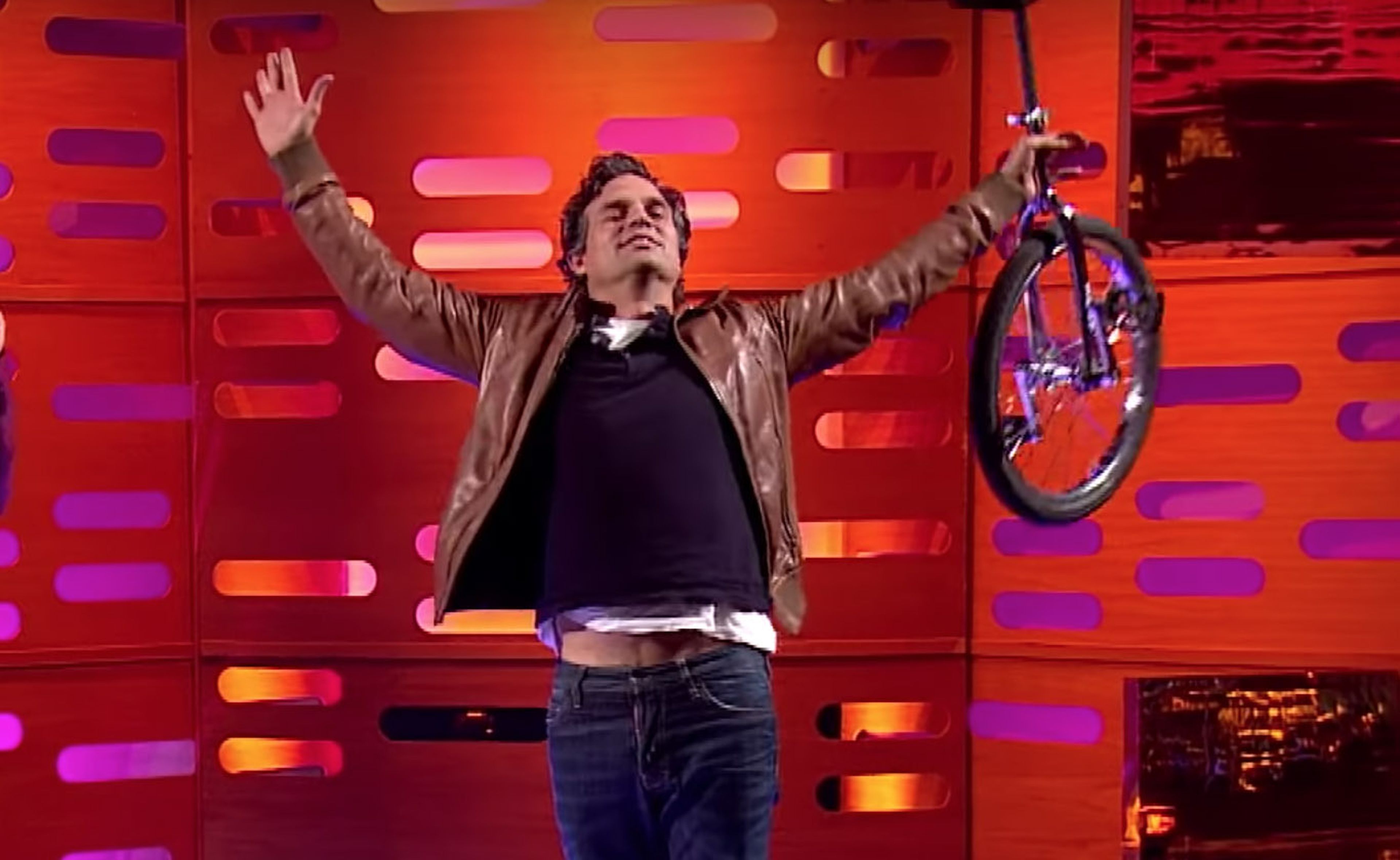 Mark Ruffalo es monociclista