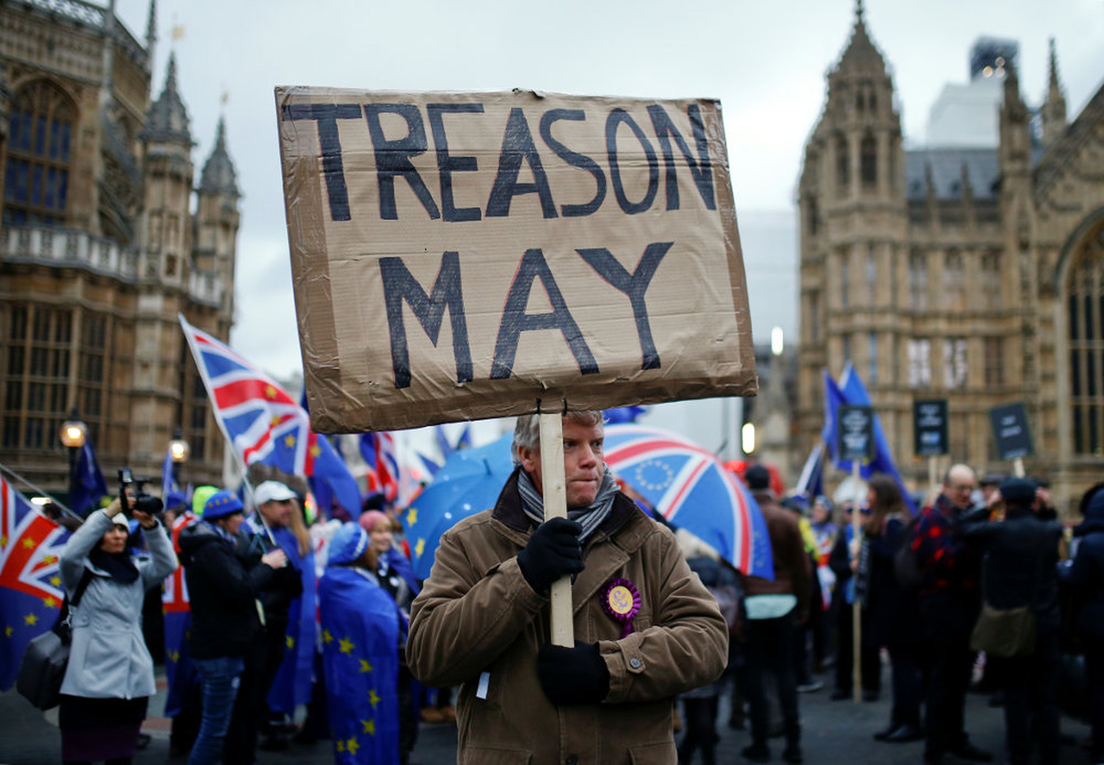 Un manifestante pro-Brexit sostiene una pancarta mientras los manifestantes en contra del Brexit se manifiestan fuera de las Casas del Parlamento en Londres, el 15 de enero de 2019.