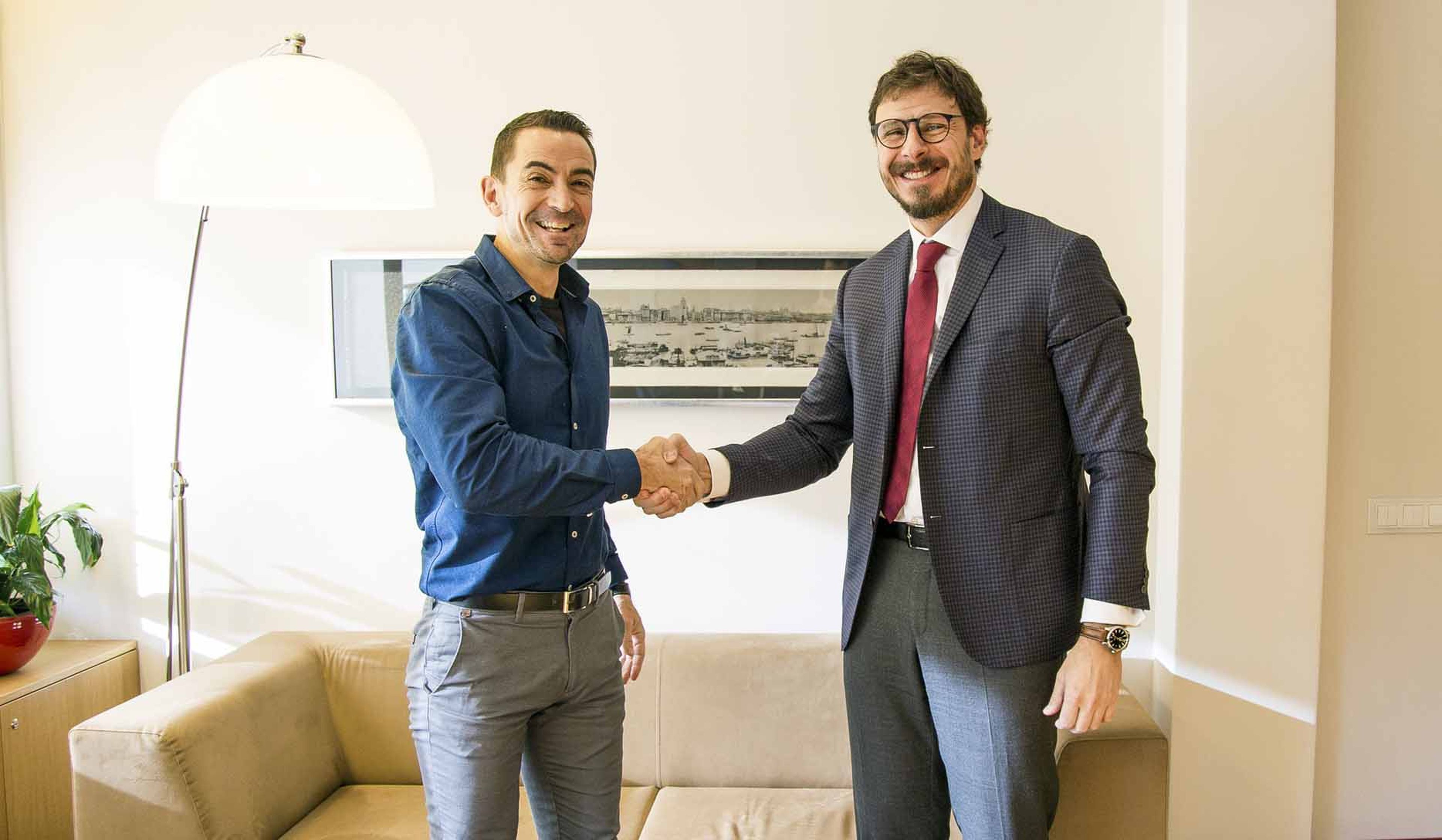 Manuel del Campo, CEO de Axel Springer España (izq) y Conrado Briceño, CEO de la Universidad Europea (dcha)