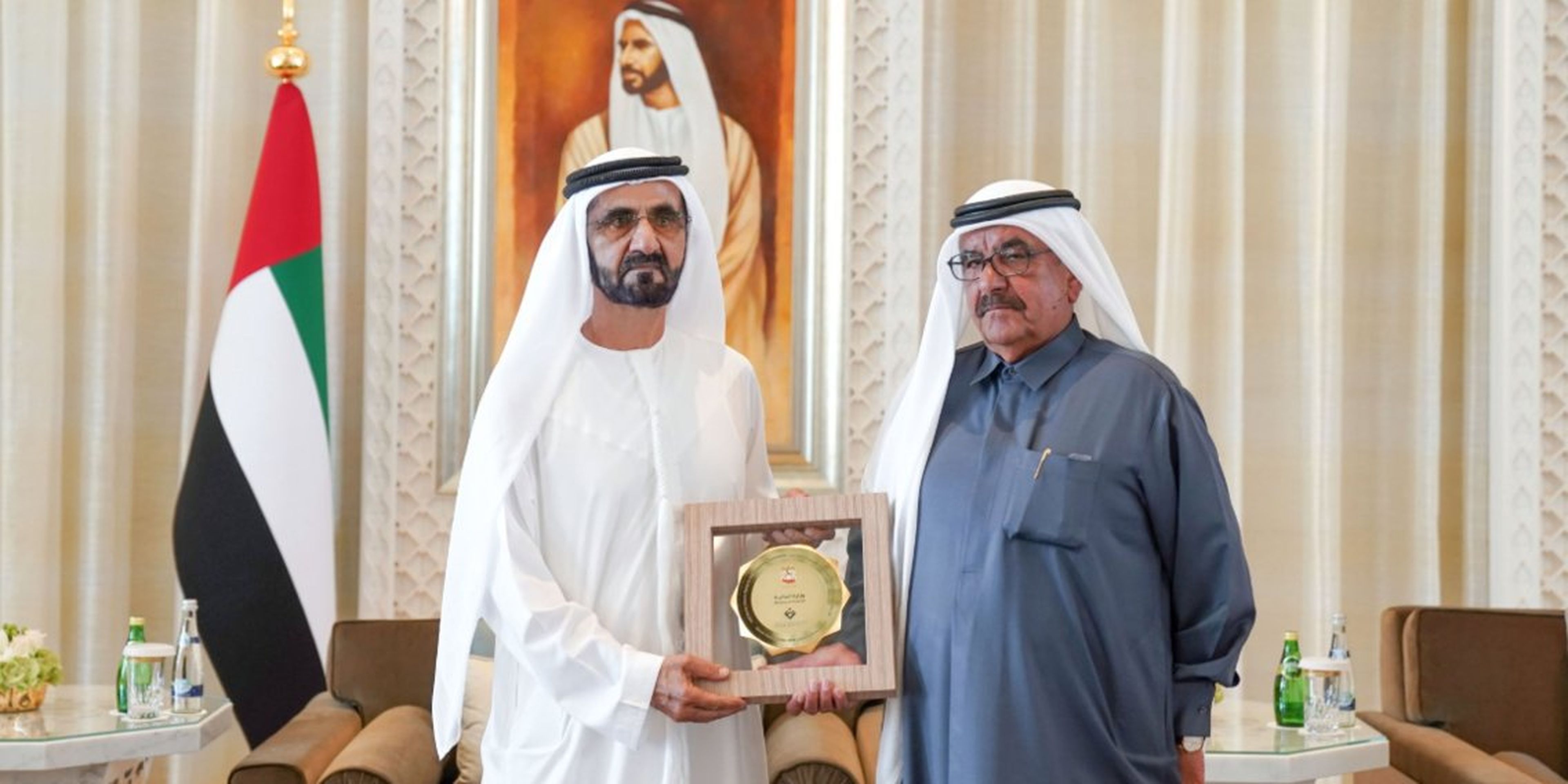 El director de la Federal Competitiveness and Statistics Authority, Abdulla Nasser Lootah (dcha.) recoge su premio de mano del emir de Dubai y primer ministro de EAU, Sheikh Mohammed bin Rashid al-Maktoum, el 27 de enero de 2019.