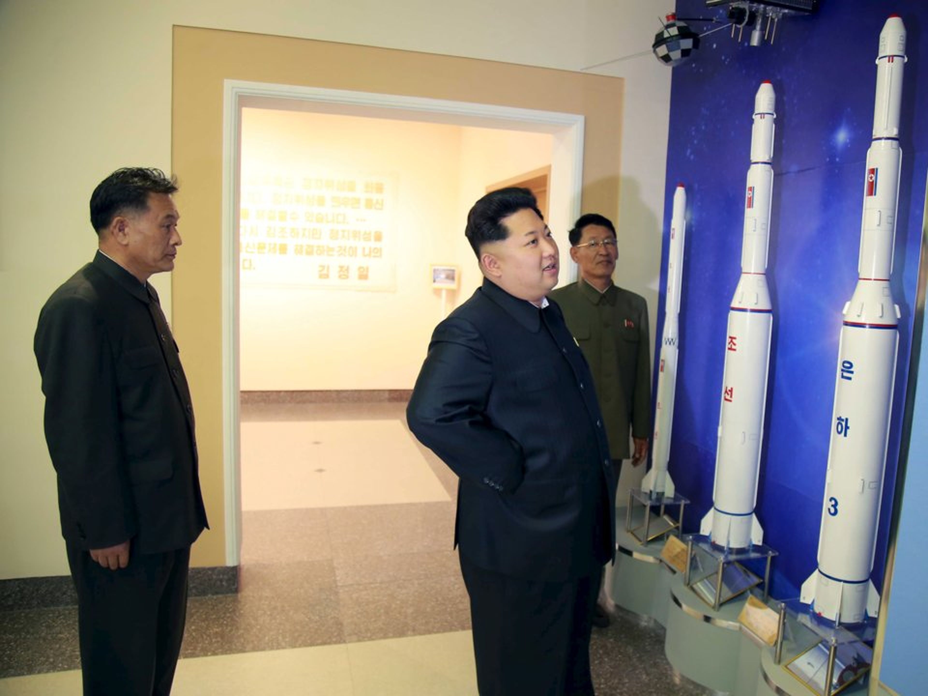 Kim Jong-Un mirando misiles