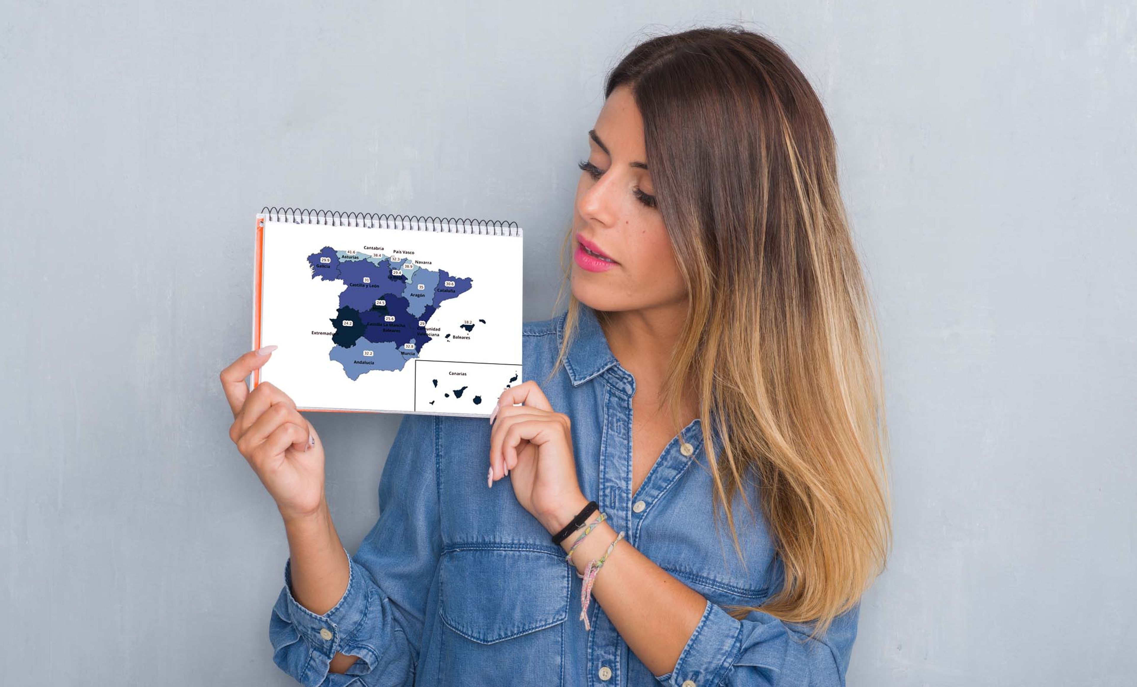 Joven mostrando un mapa de España