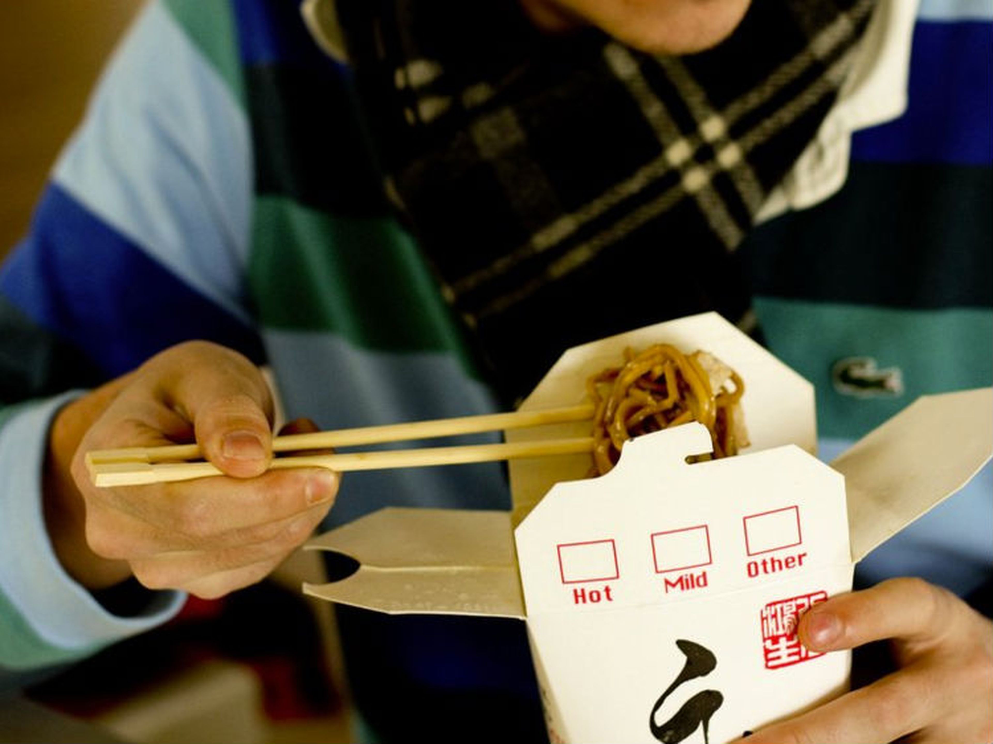 No calientes la comida china en su envase de cartón