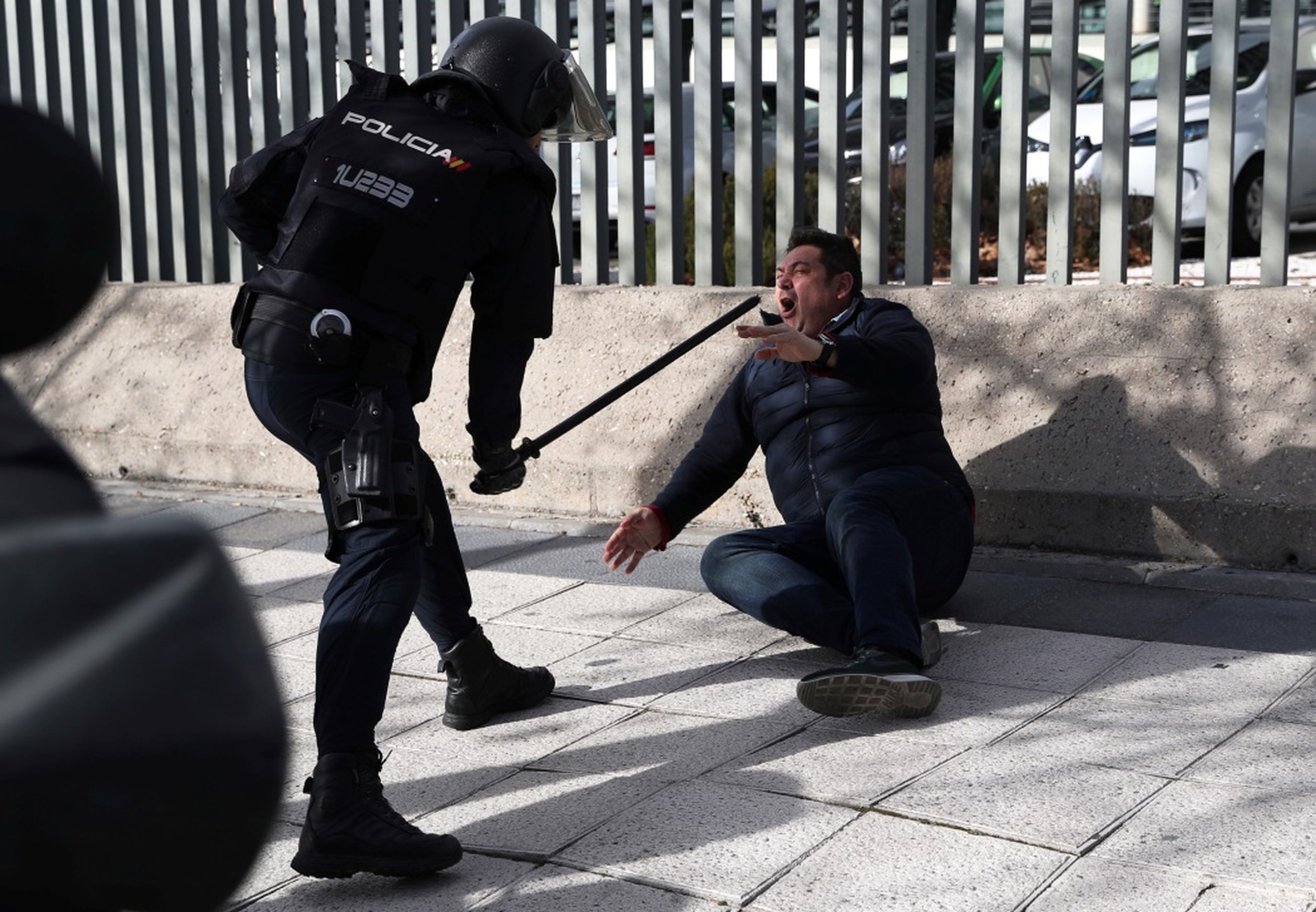 Un policía carga contra un taxista en Madrid, el 24 de enero de 2019.