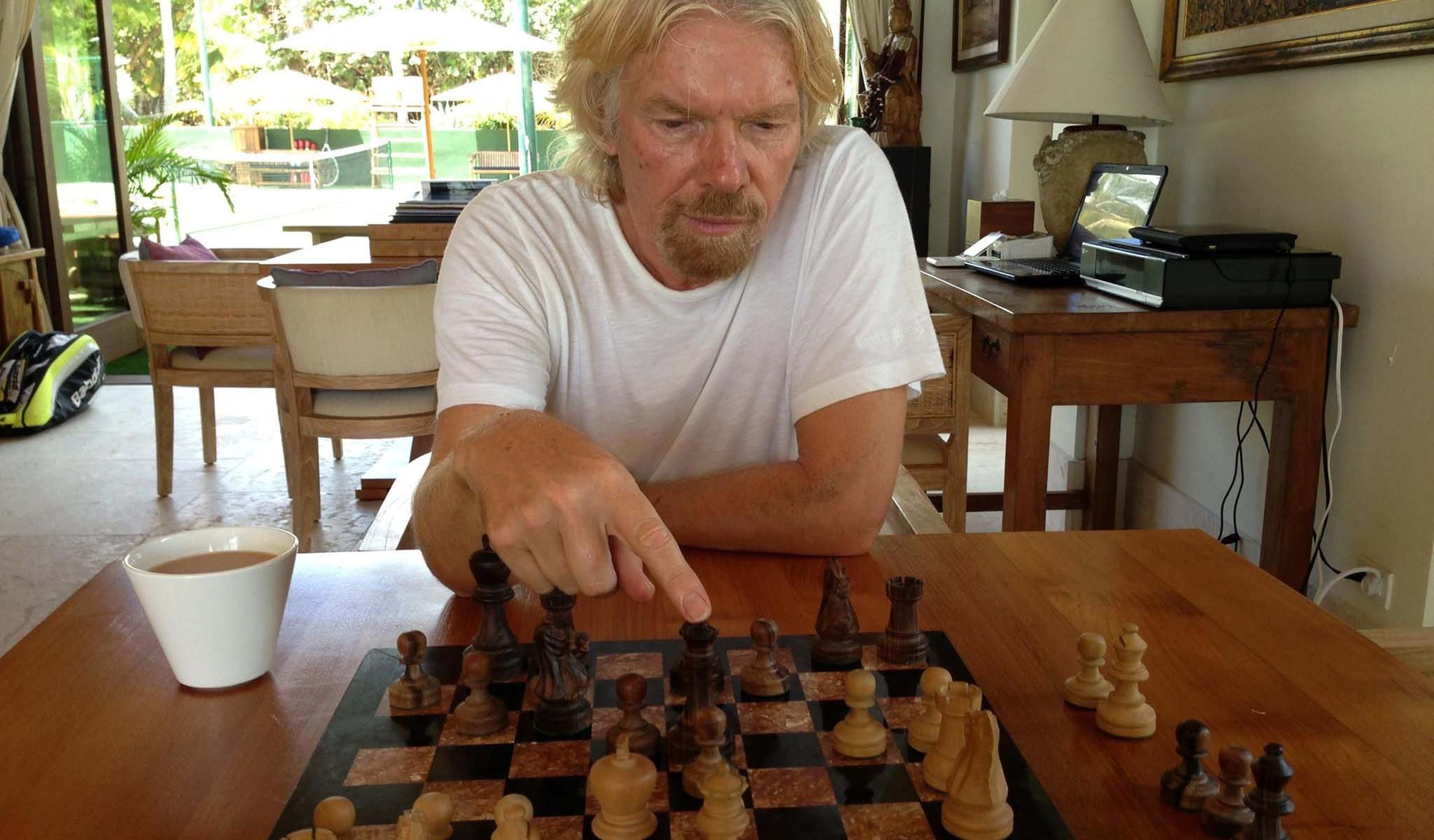 Richard Branson jugando al ajedrez