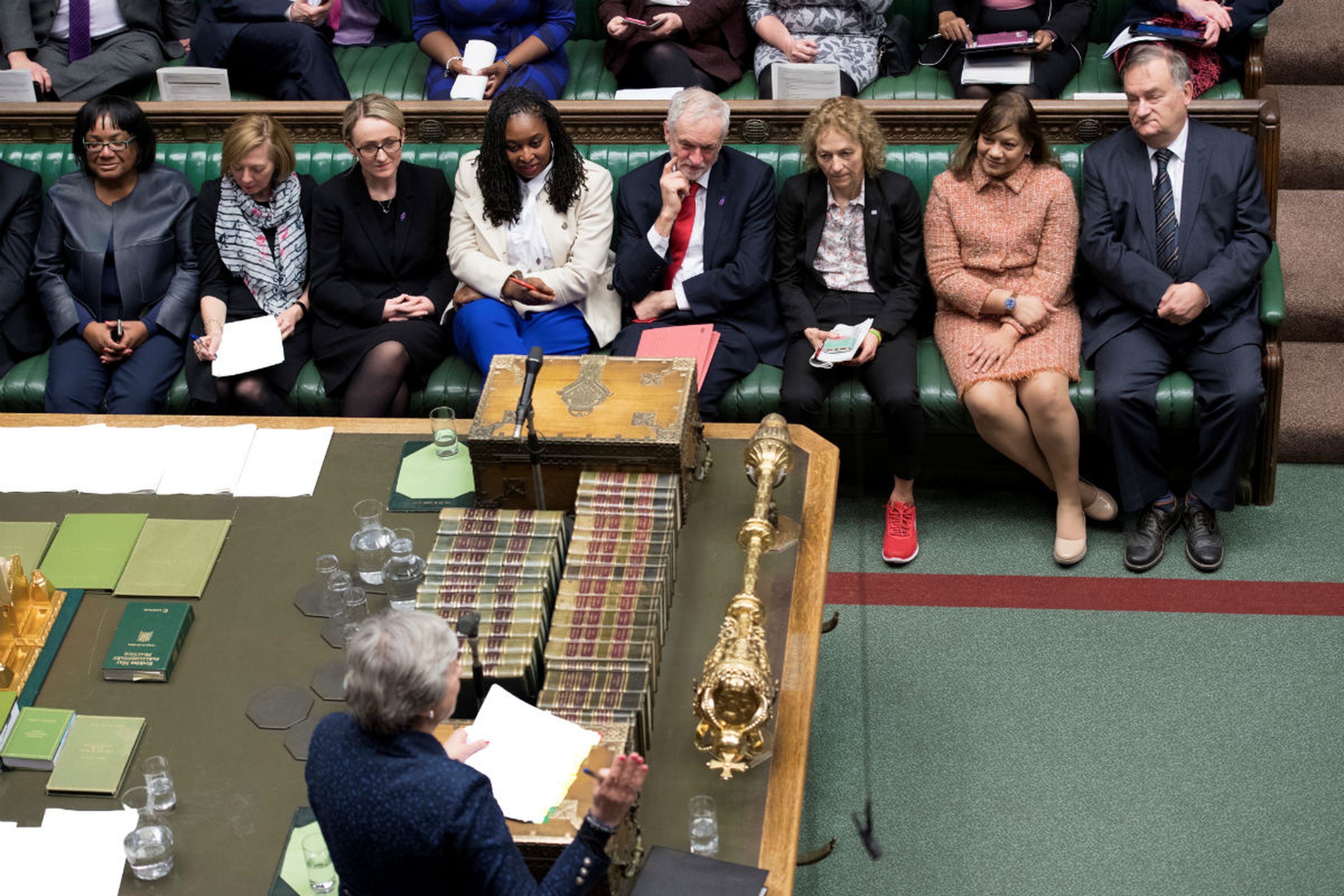 Theresa May habla ante los comunes en el Parlamento británico.