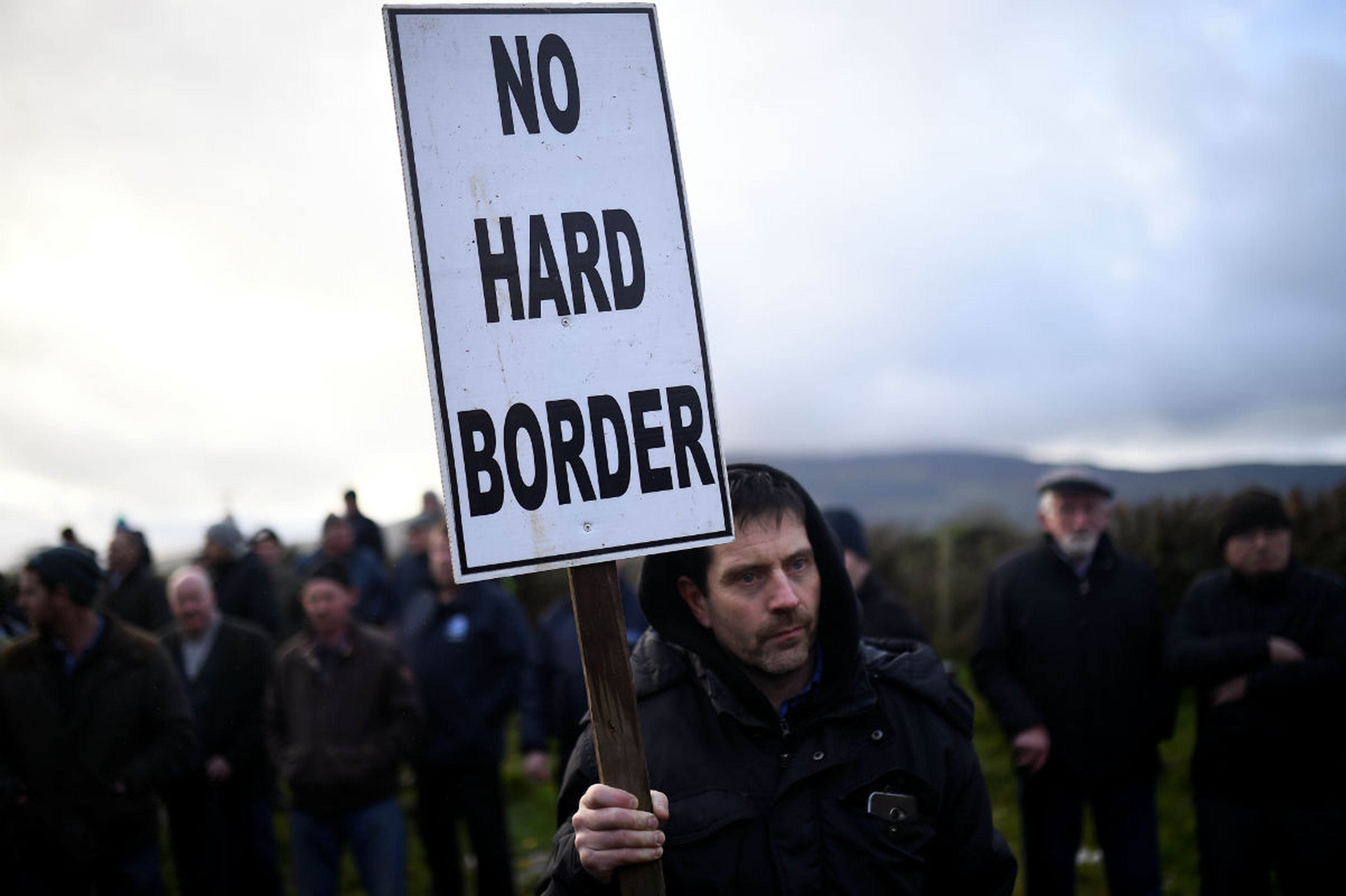 Un protestante contra la frontera entre Irlanda del Norte e Irlanda.