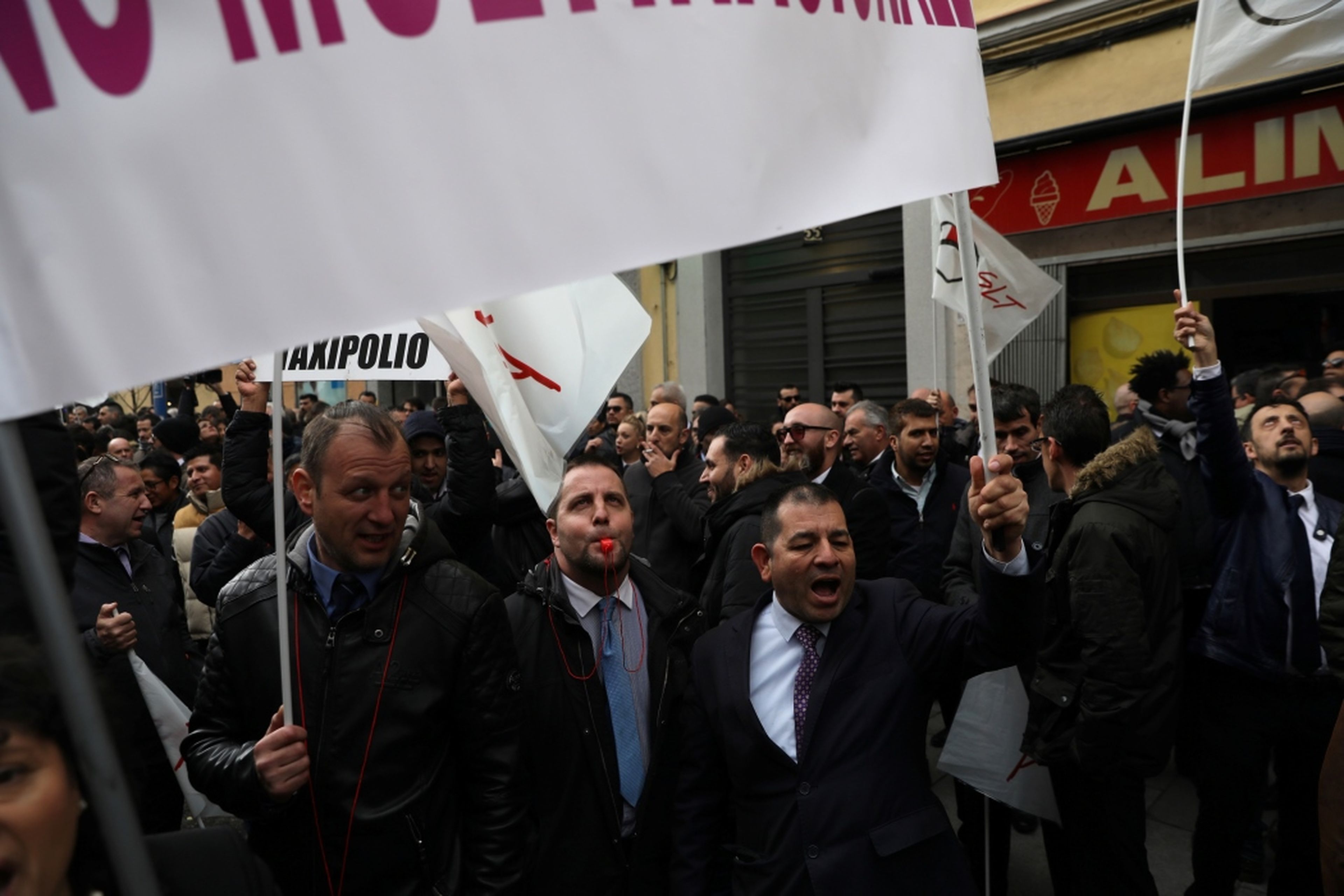 Conductores de VTC protestan ante la sede del PSOE en Madrid, el 29 de enero de 2019.