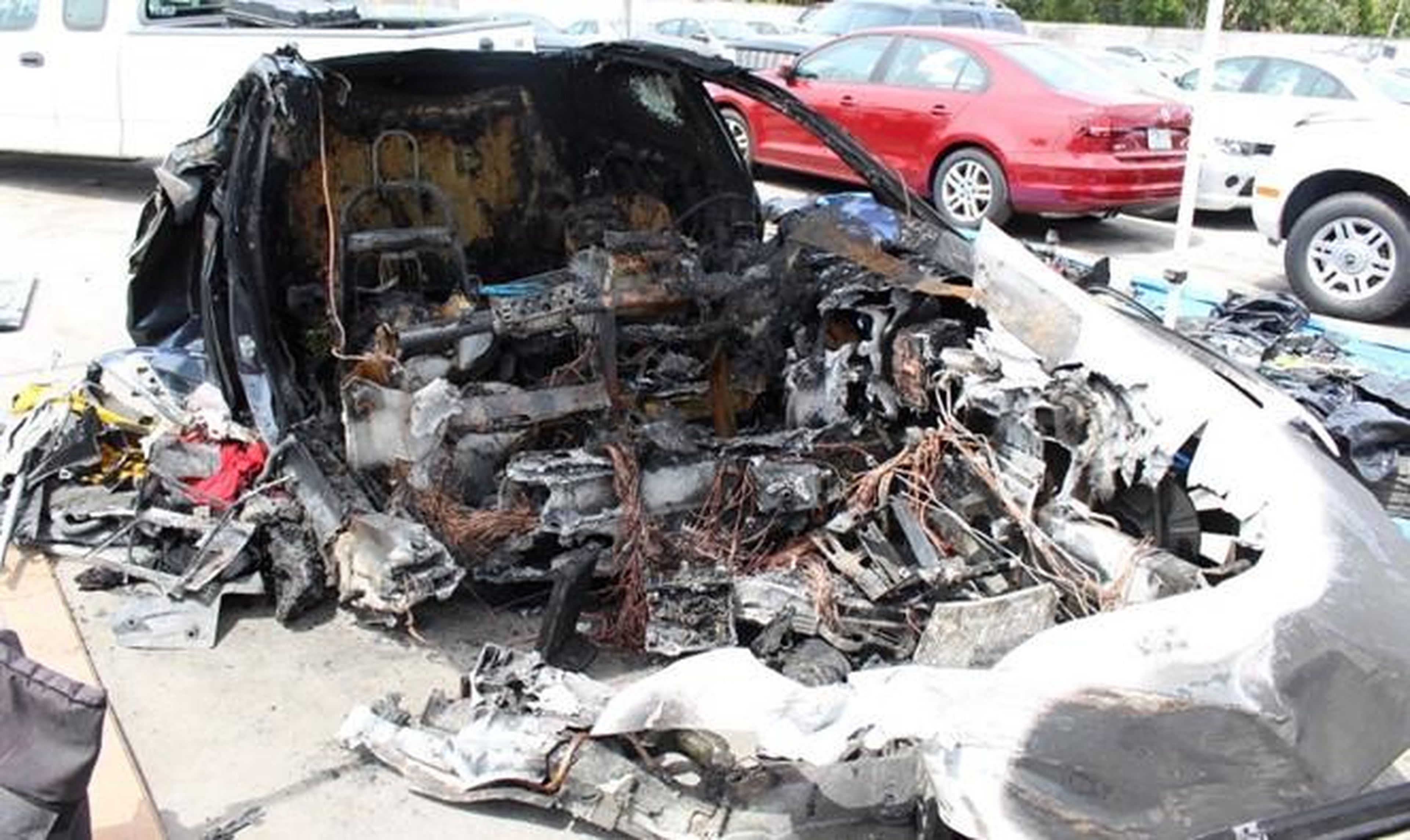 Después de que el coche fuera remolcado a un depósito, la batería del Tesla se incendió de nuevo.