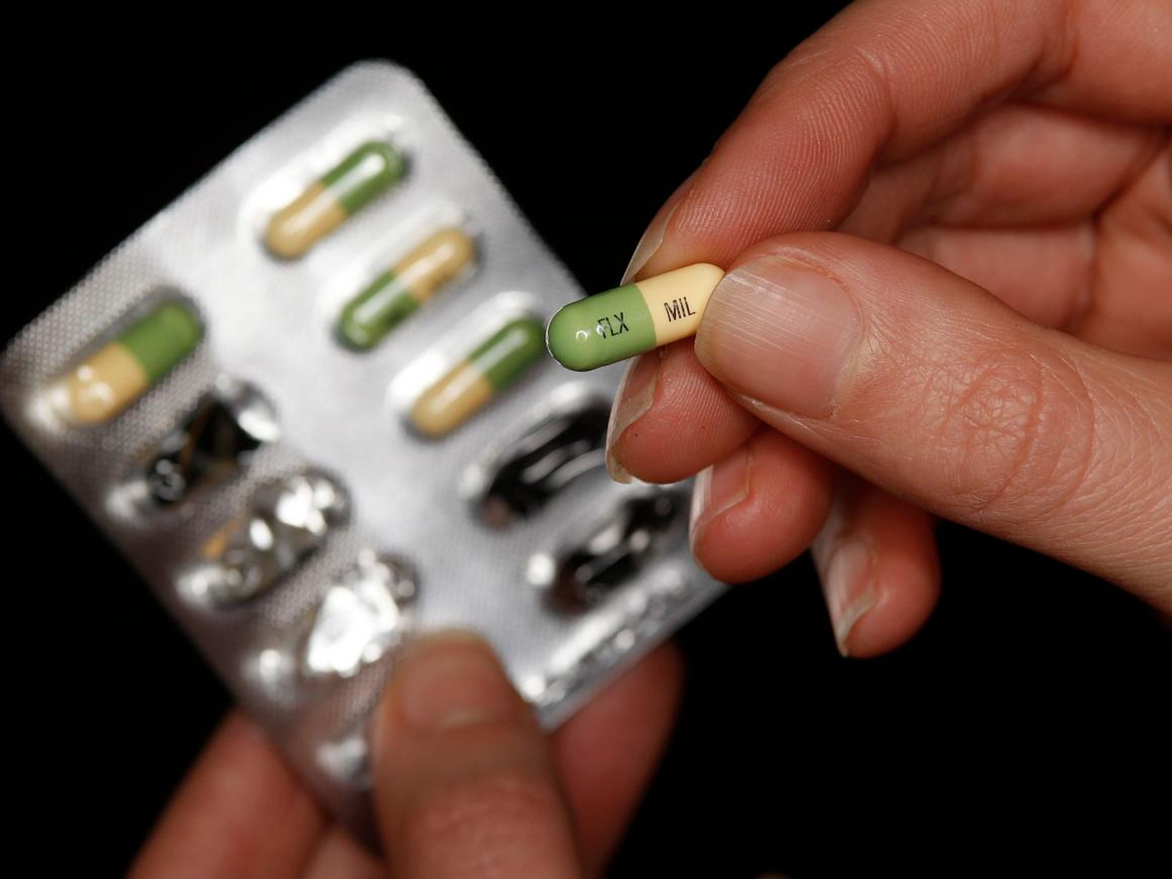Una mujer sostiene un paquete del medicamento antidepresivo Prozac, también conocido como fluoxetina, en Leicester, Inglaterra, el 26 de febrero de 2008.