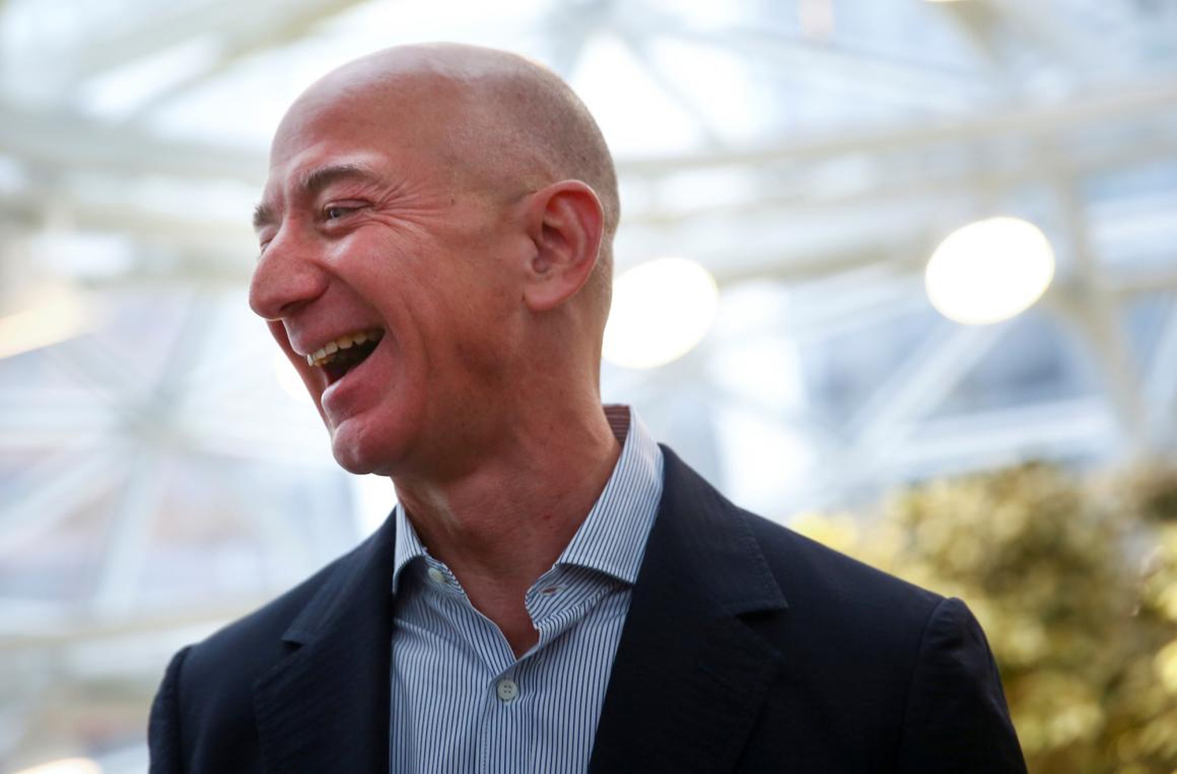El fundador y CEO de Amazon, Jeff Bezos, se ríe mientras habla con los medios durante la gran inauguración de las oficinas centrales de Amazon en Seattle, Washington, EE. UU., 29 de enero de 2018.