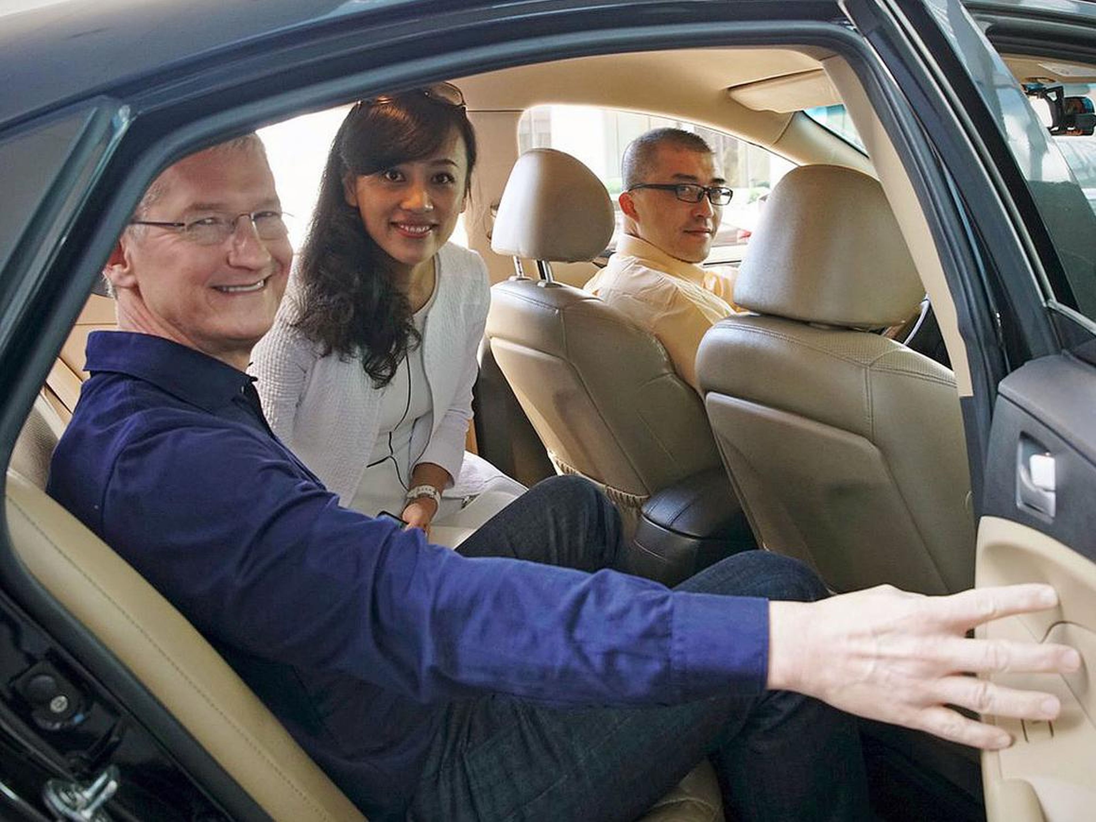 El CEO de Apple, Tim Cook, y Jean Liu presidenta de Didi Chuxing, en un coche en China.
