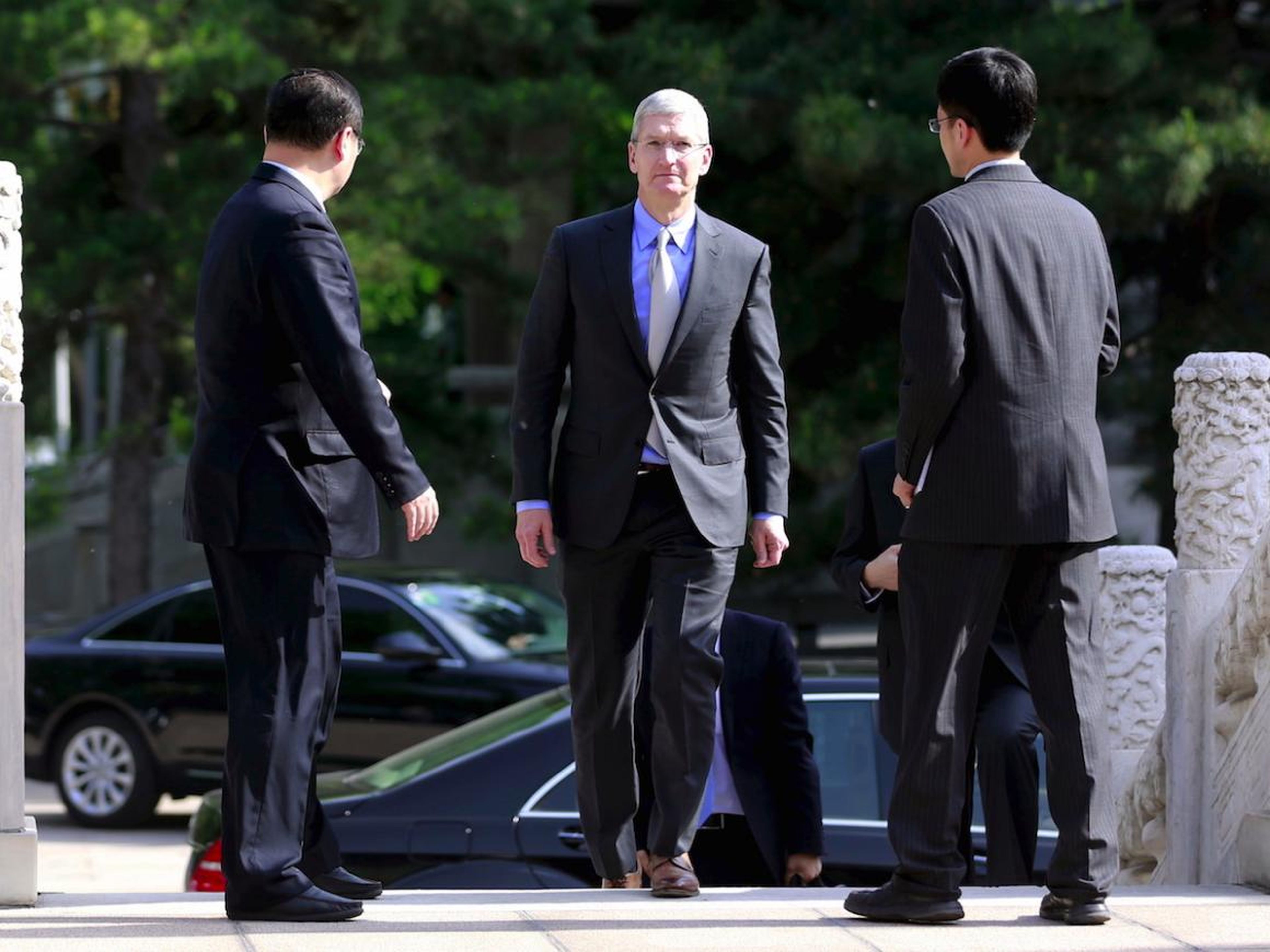 Tim Cook, CEO de Apple, llega a una reunión con la por entonces viceprimera ministra Liu Yandong en Pekín, en 2015.