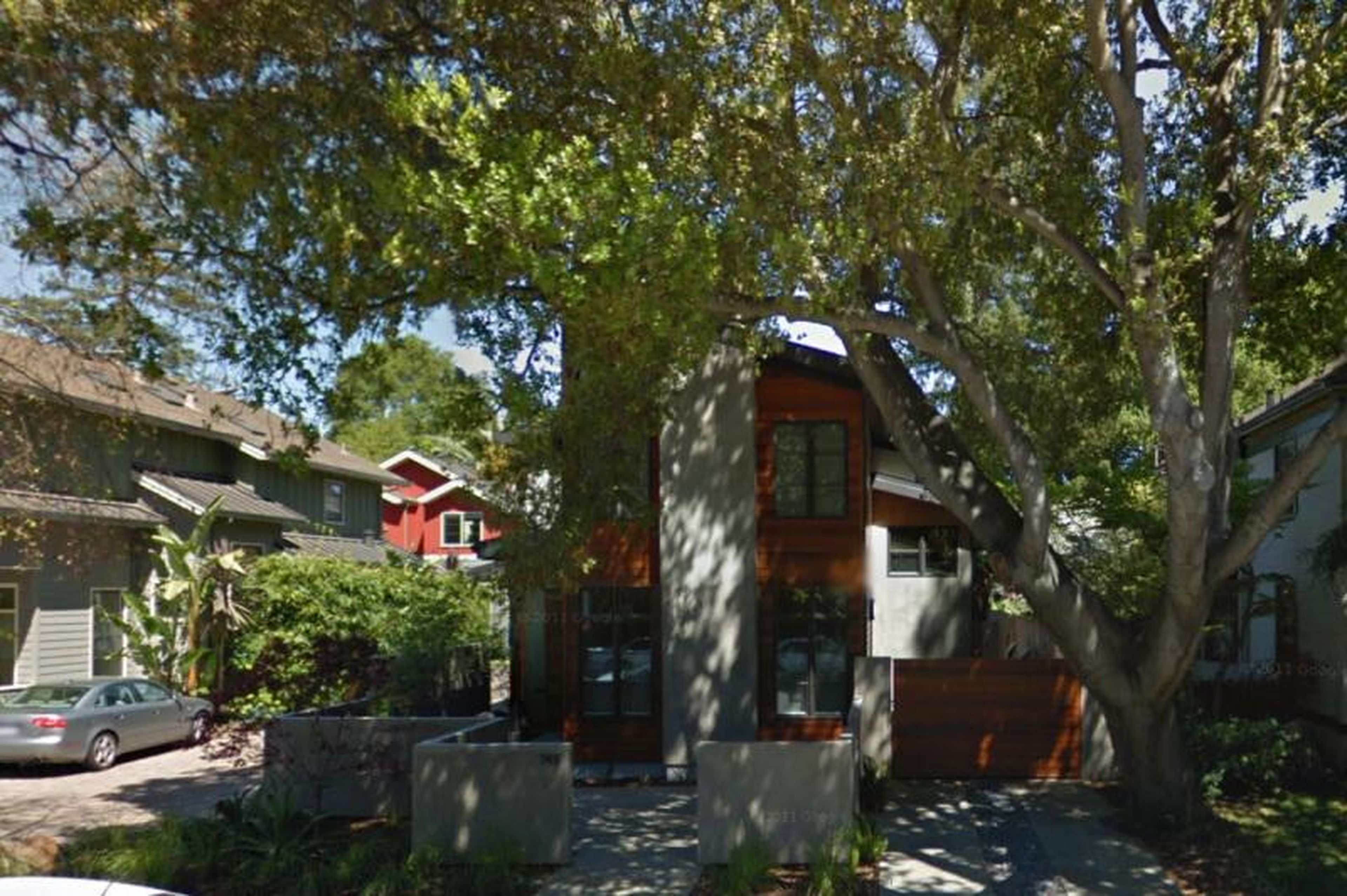 [RE] Tim Cook, CEO de Apple, vive modestamente: compró esta casa de 223 metros cuadrados en Palo Alto, California, en 2010 por menos de 2 millones de dólares.