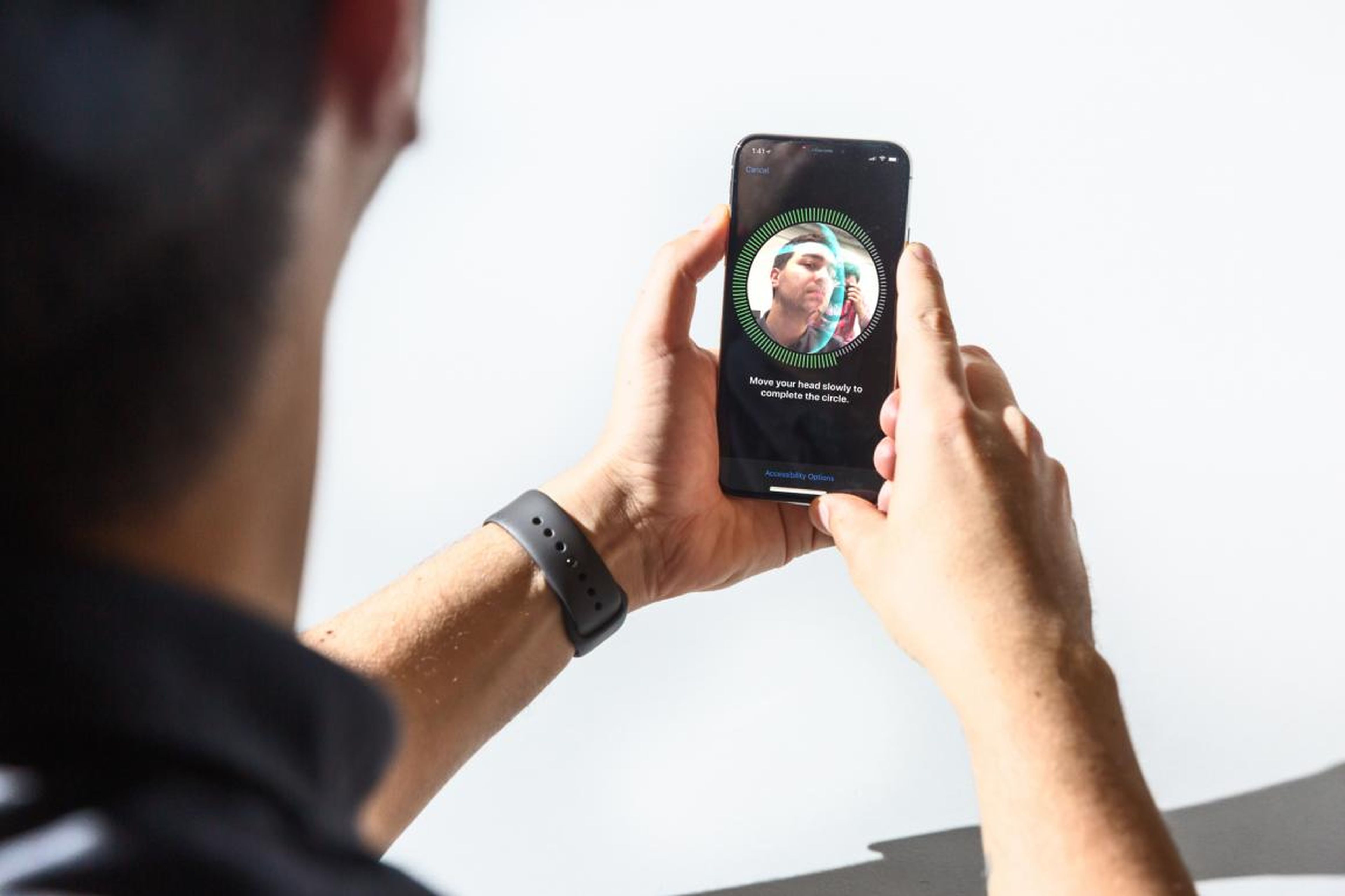 Apple ha promocionado la seguridad del sistema de reconocimiento facial Face ID integrado en sus últimos iPhone.