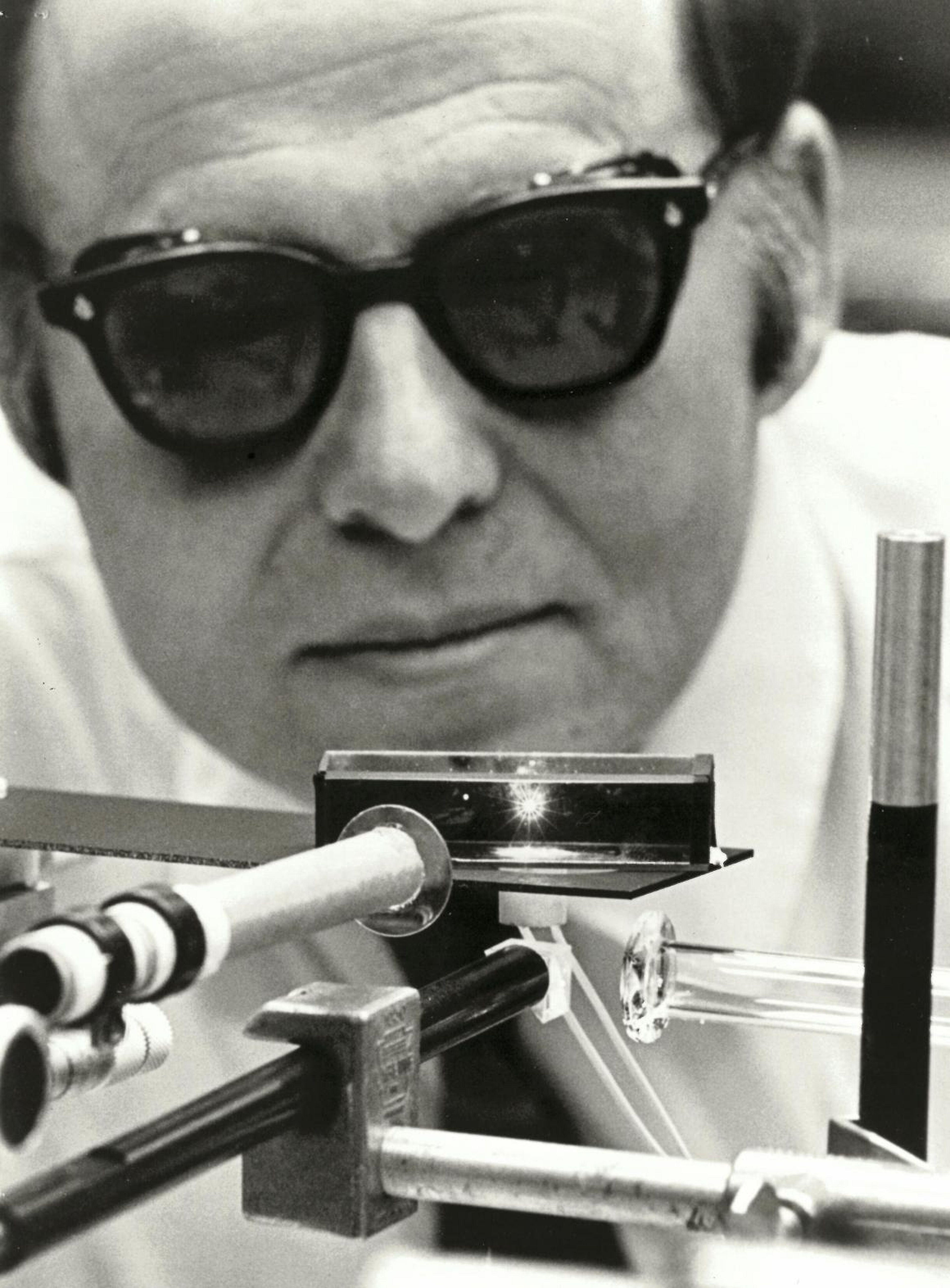 Arthur Ashkin trabajando con un láser en el Bell Labs en 1970.