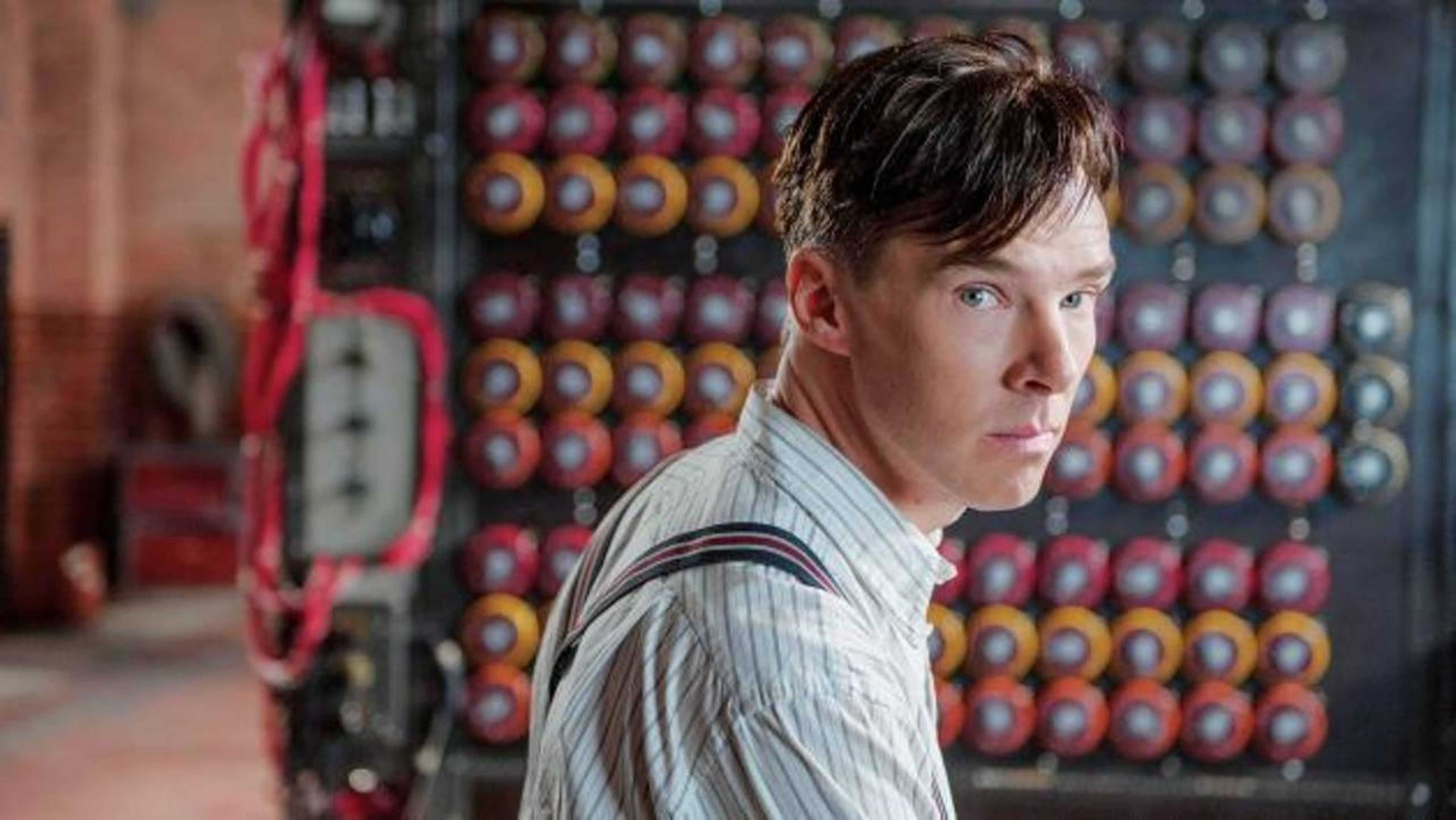 Benedict Cumberbathc interpretando a Alan Turing en la película Enigma