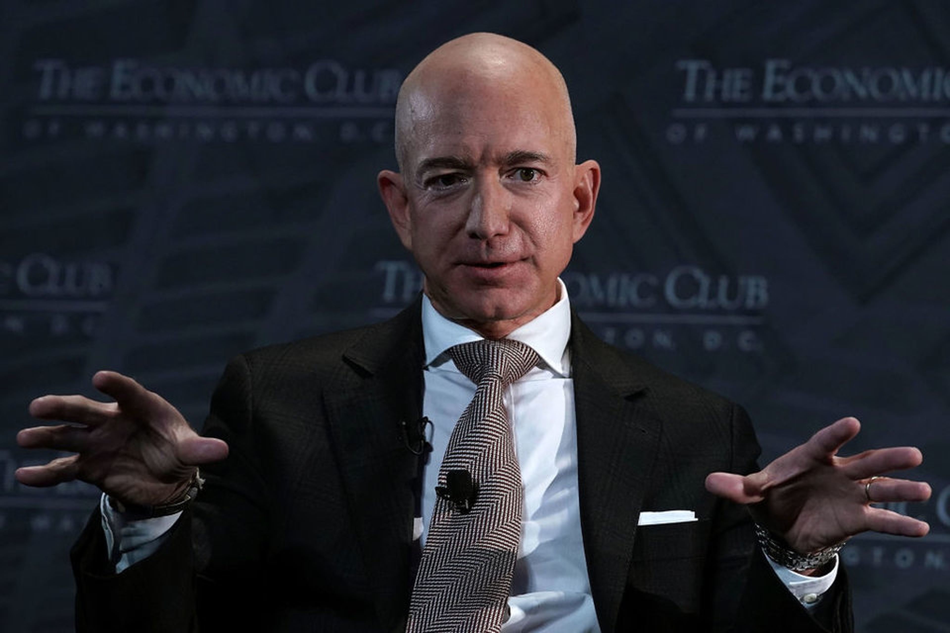 Jeff Bezos, CEO de Amazon, quien tiene un gran éxito convenciendo a los clientes para que se inscriban en los servicios Prime.