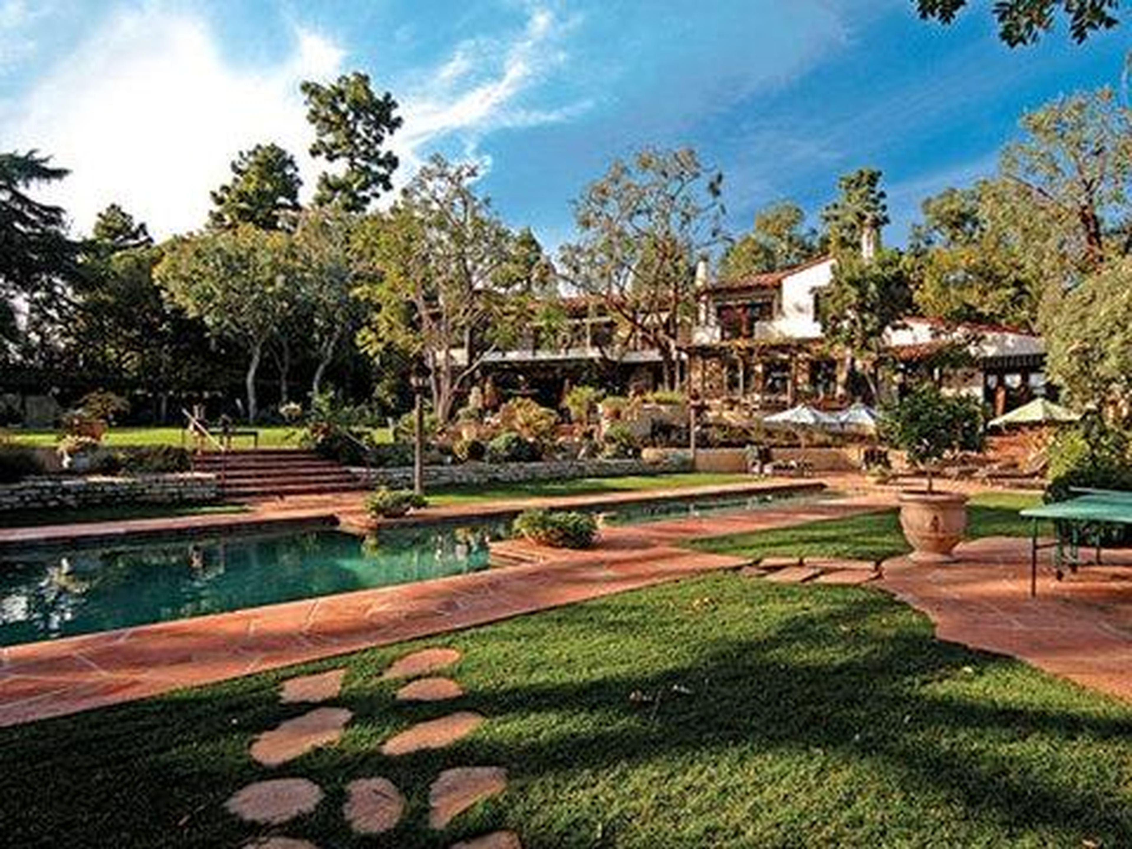 [RE] Esta es la mansión de estilo español de Bezos en Beverly Hills, que compró en 2007 por 24,45 millones de dólares.