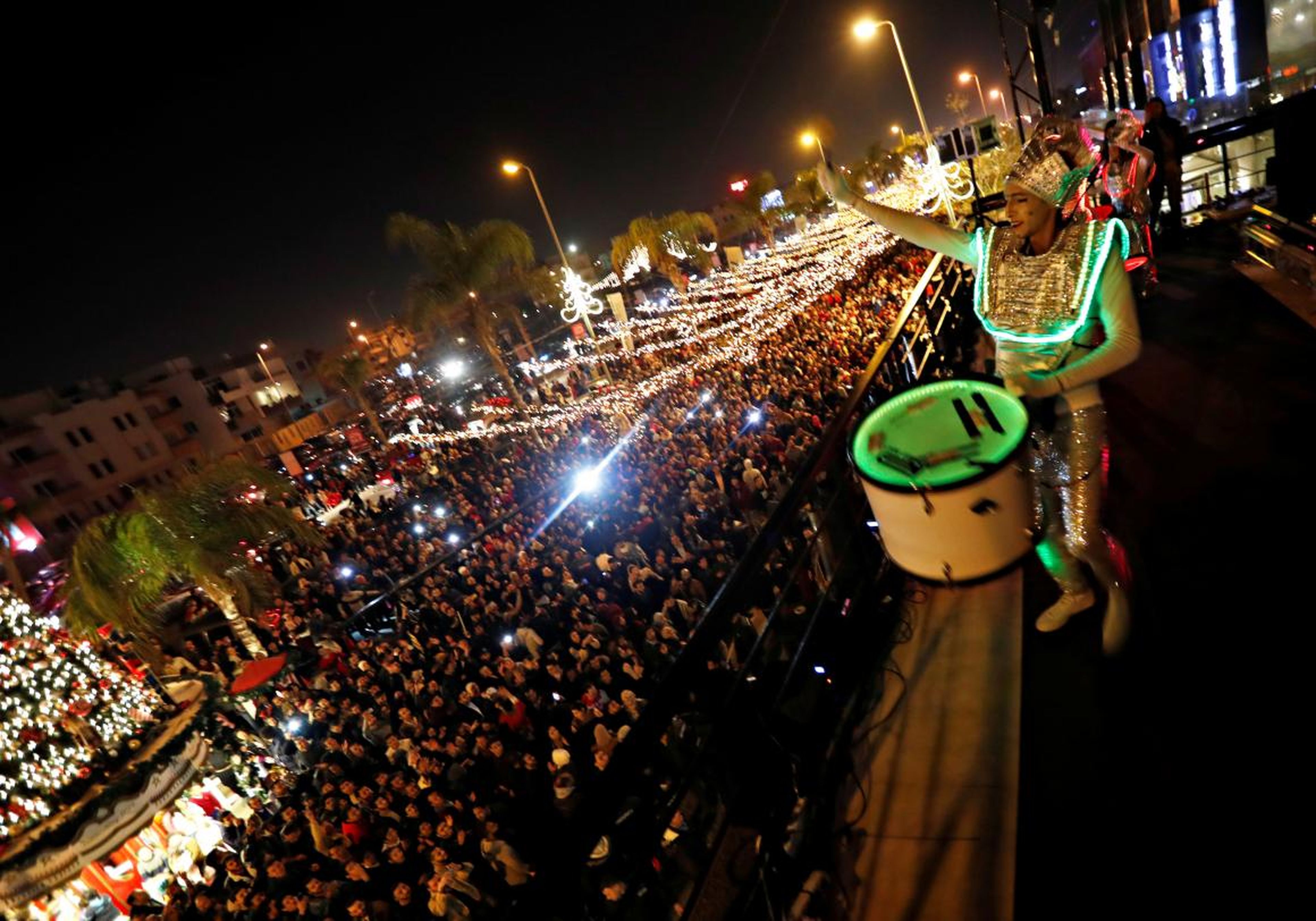 La gente participa en las celebraciones de Año Nuevo en El Cairo, Egipto, el 31 de diciembre de 2018.