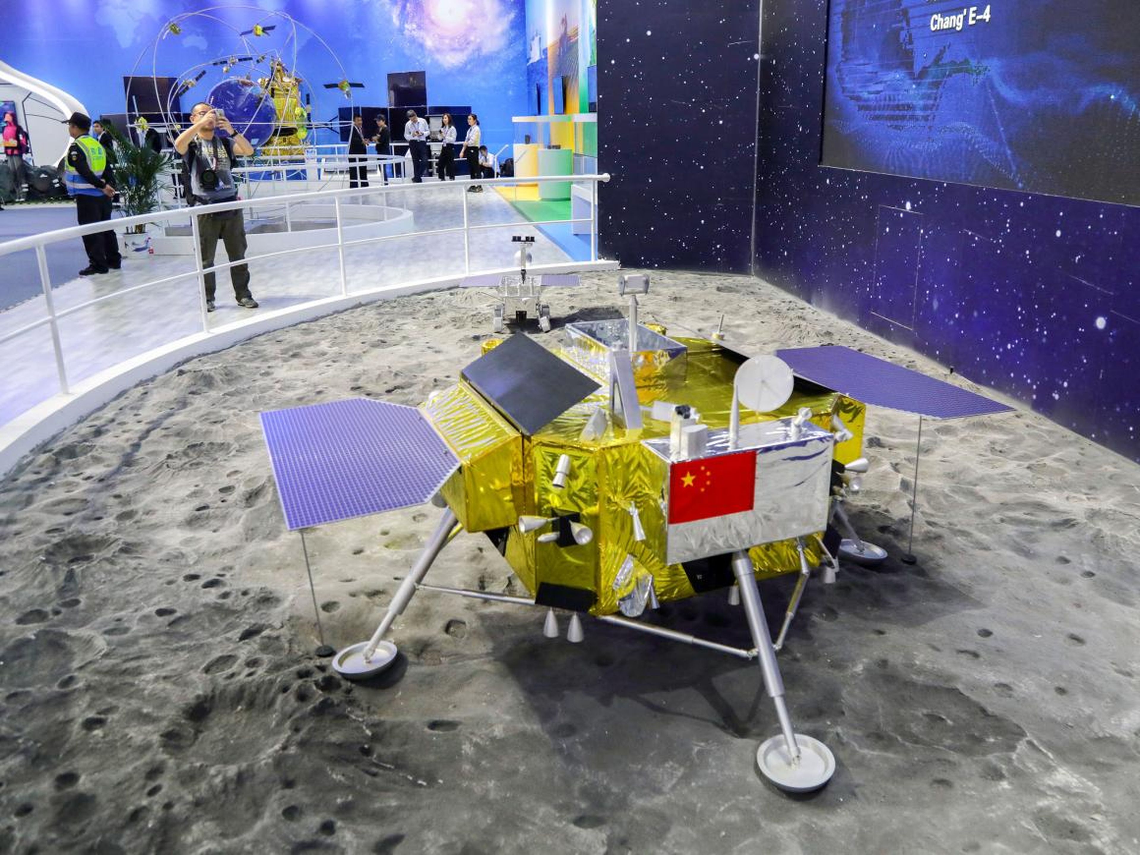 Un modelo a tamaño real del módulo de aterrizaje y el vehículo lunar Chang'e 4 de China se exhibe en el Salón Aeronáutico de Zhuhai el 6 de noviembre de 2018.