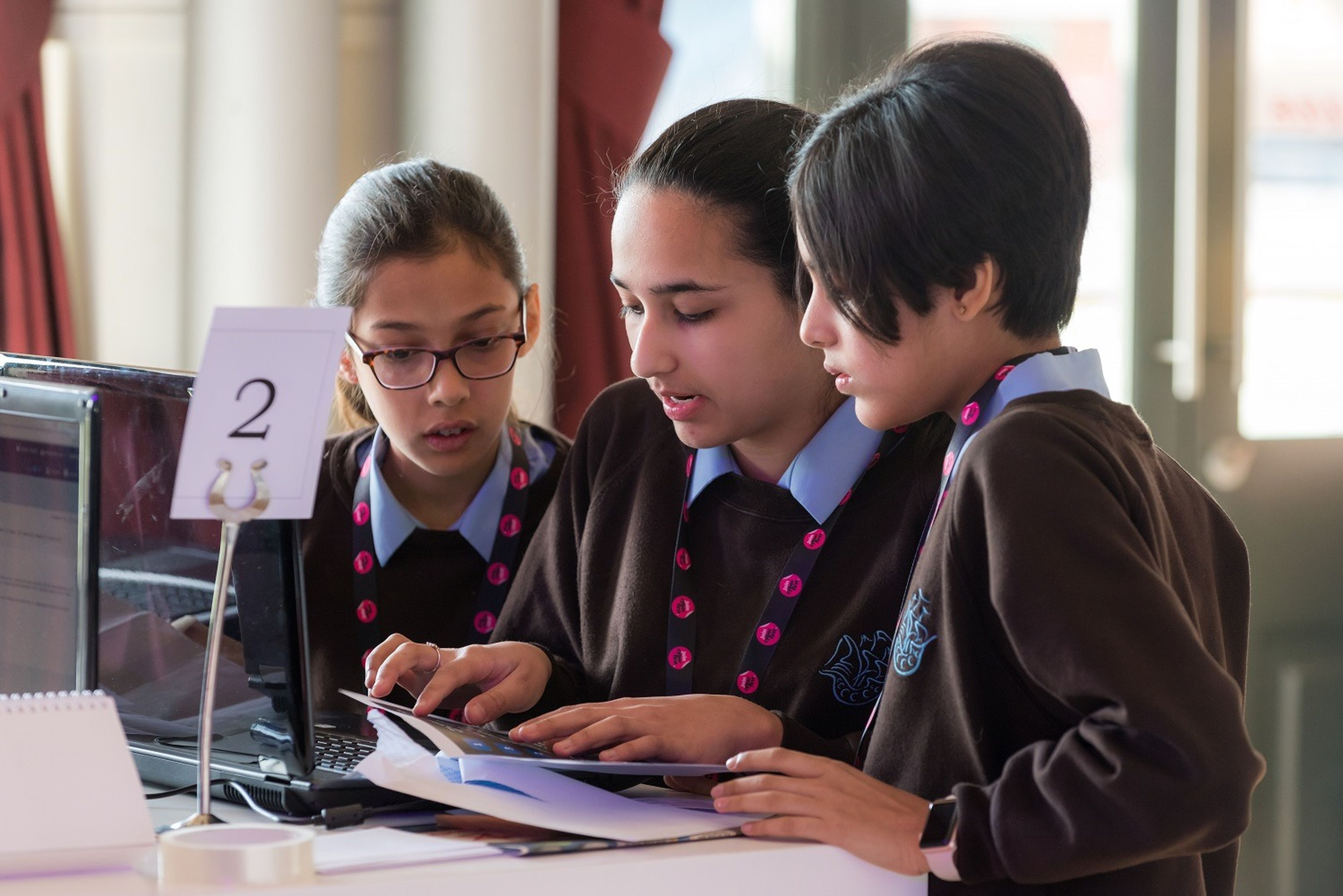 Un grupo de niñas trabaja en la final de la competición CyberFirst Girls.