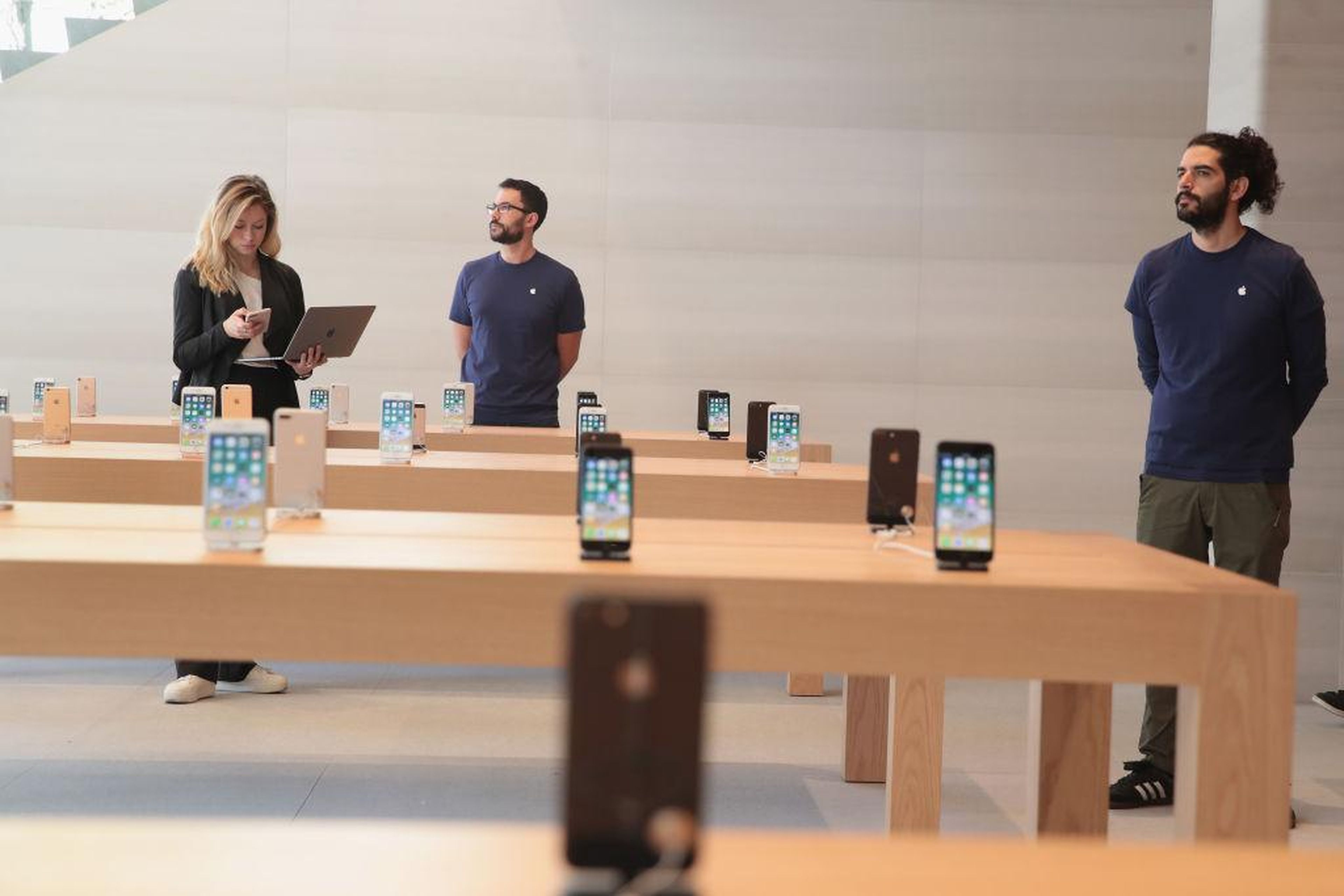 Consumers are taking longer to upgrade to new iPhones.