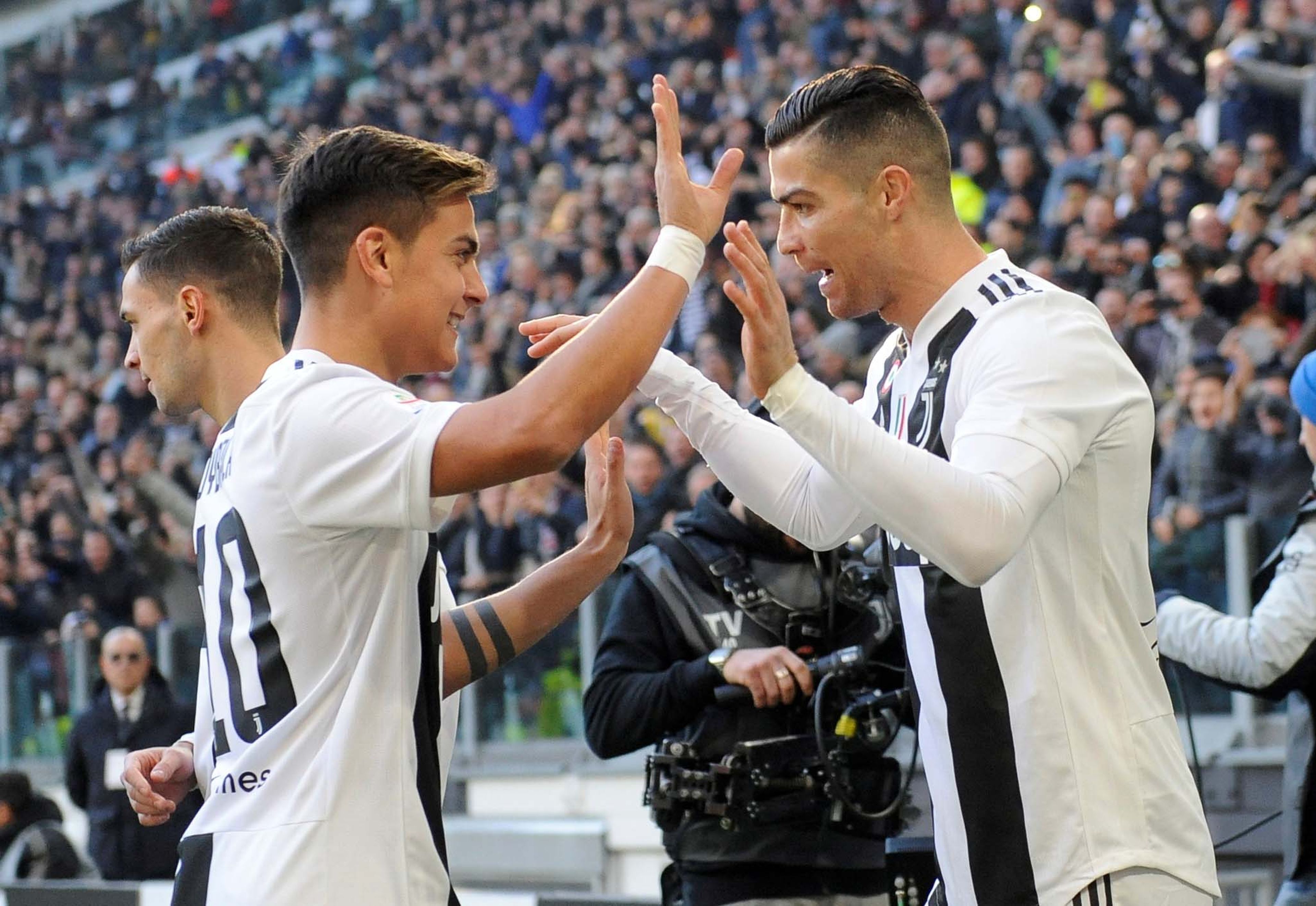 Cristiano Ronaldo de la Juventus celebra con Paulo Dybala luego de marcar su primer gol