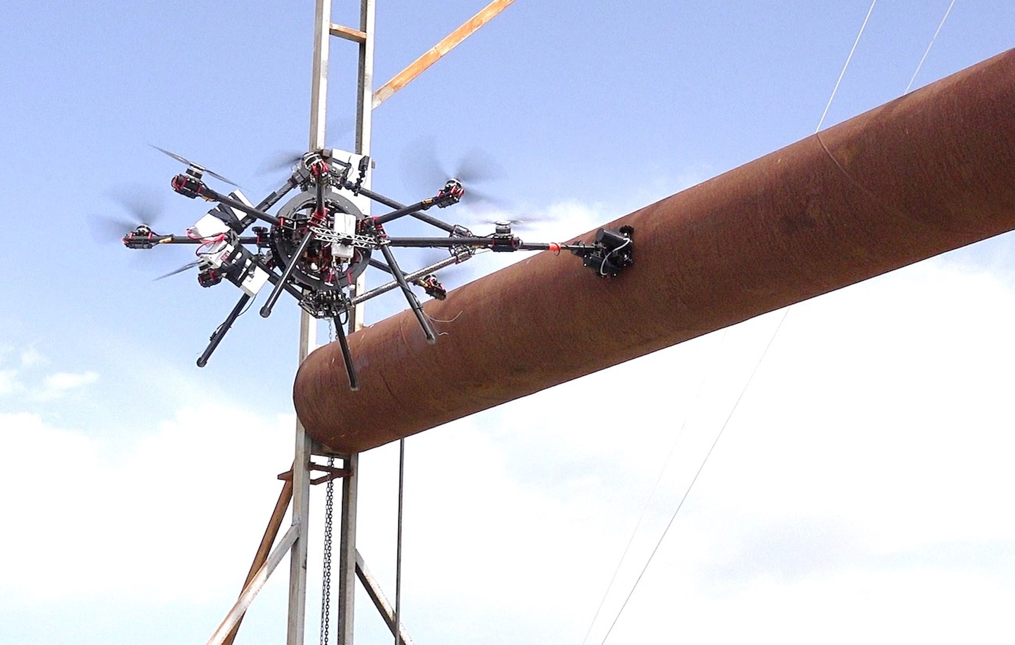 Un dron de Aeroarms inspeccionando maquinaria.