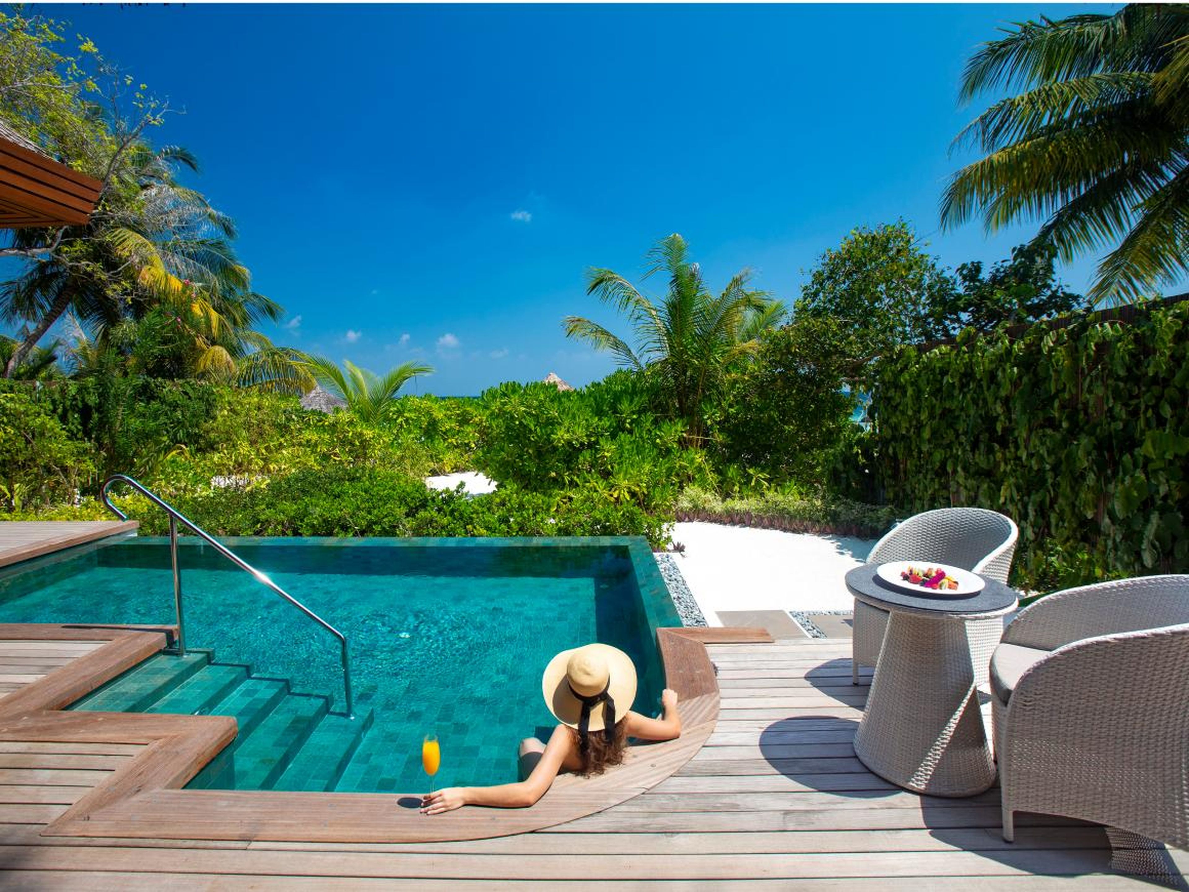 Each suite also comes with its own private infinity swimming pool and both a hot and cold Jacuzzi. Couples who stay in a Baros Suite receive a private transfer to and from the resort by luxury yacht and a bottle of Champagne on
