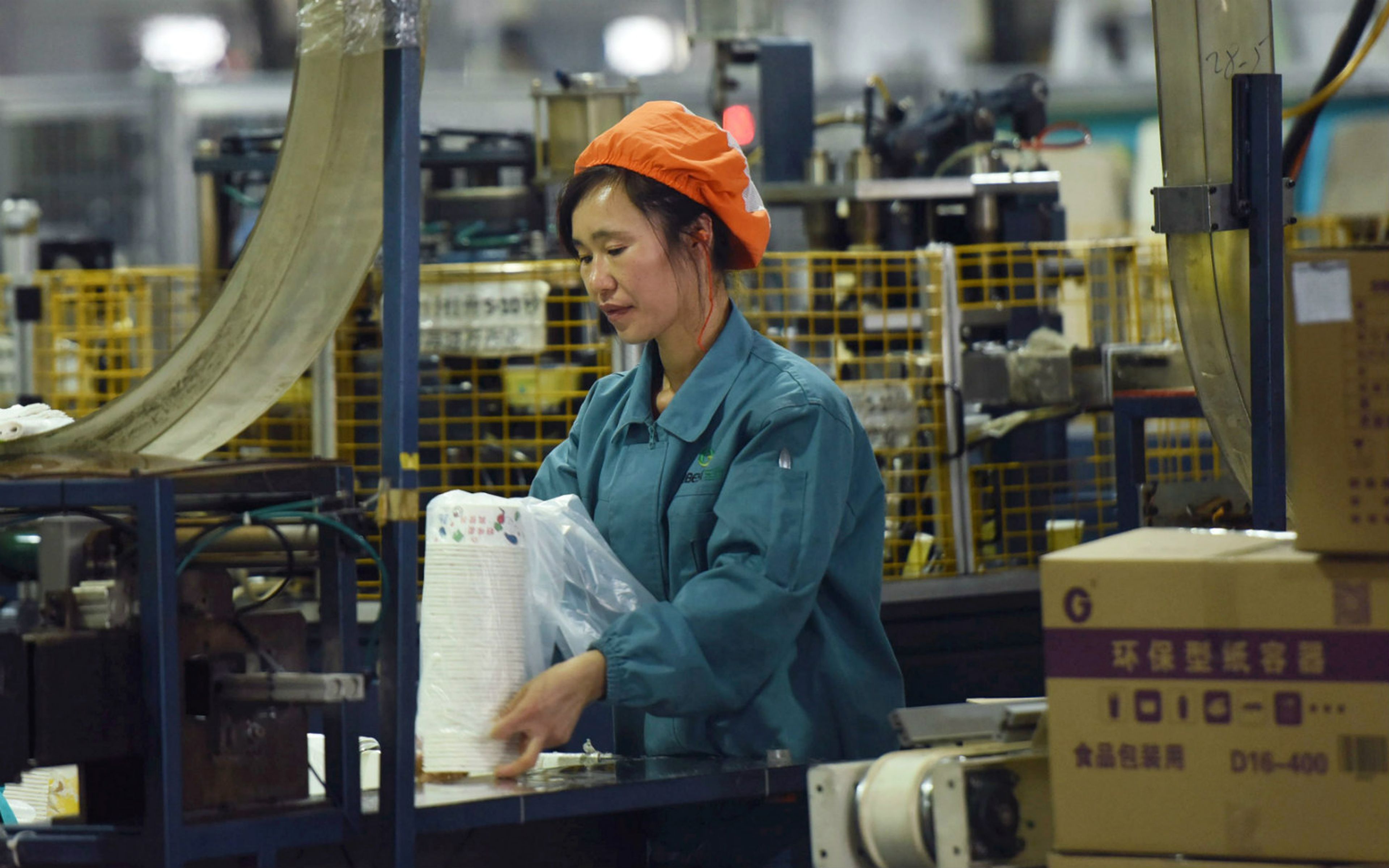 Una mujer trabaja en una fábrica en Hangzhou (China).
