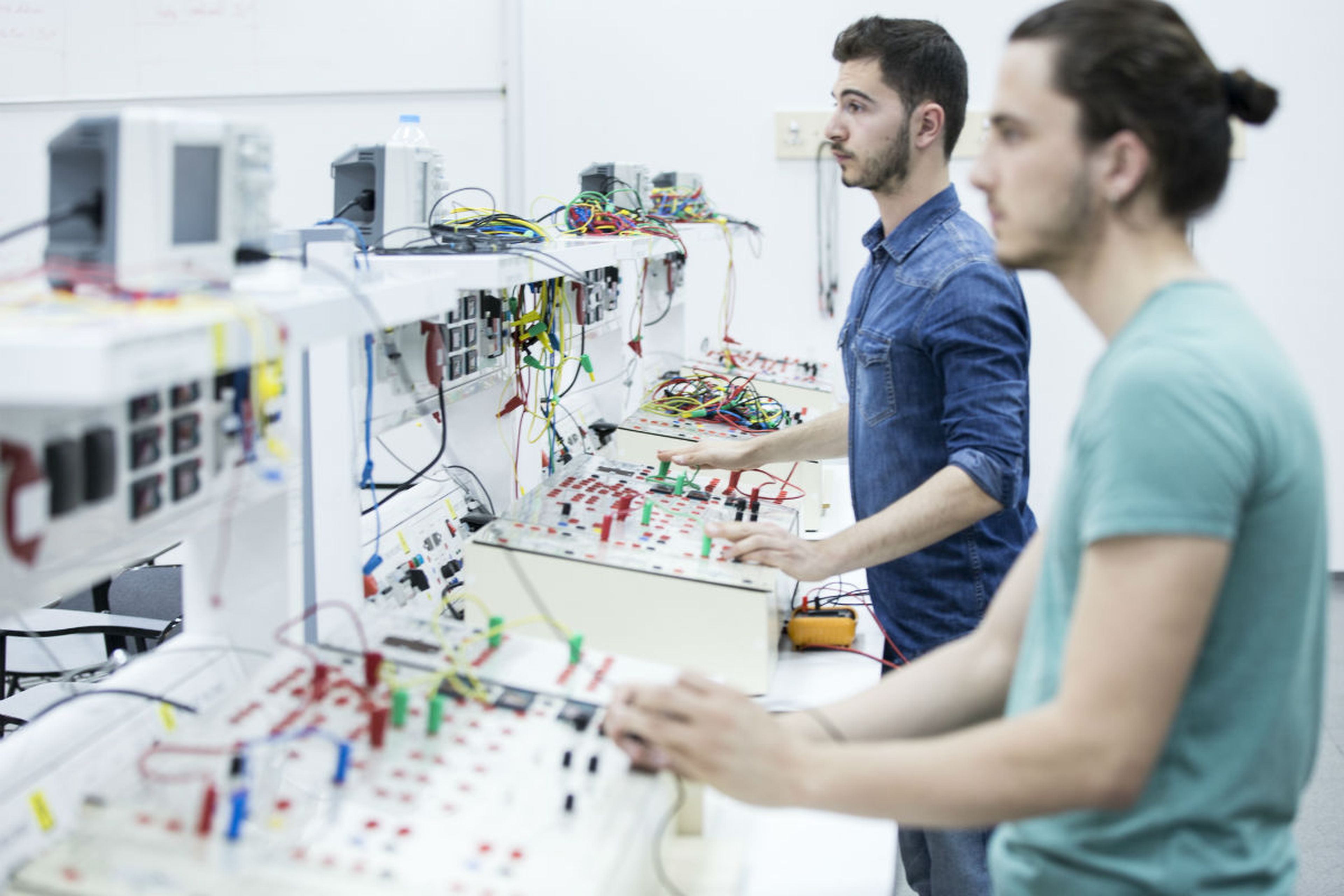 Dos estudiantes de Formación Profesional en un laboratorio de electrónica