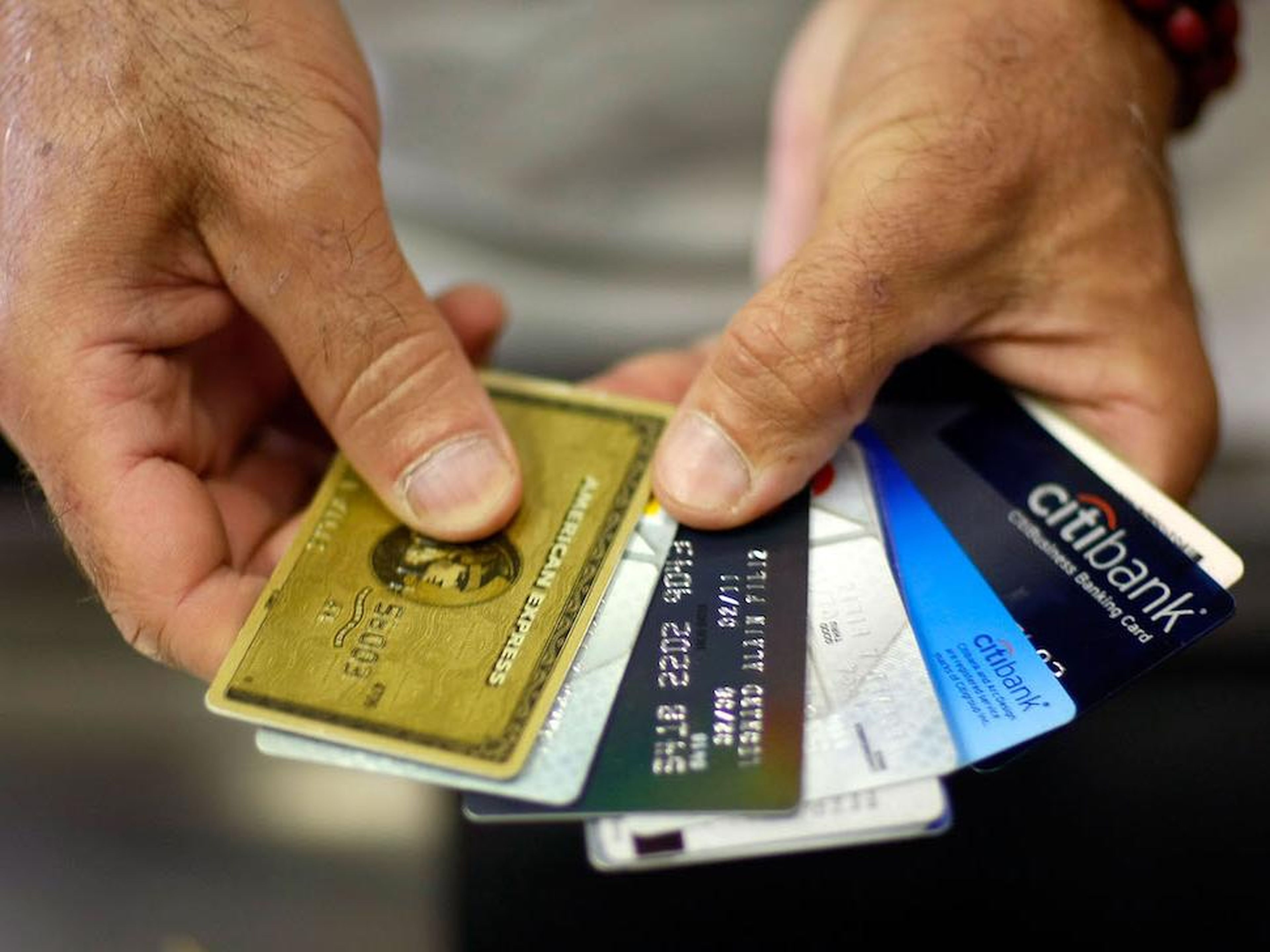 El uso de tarjetas de crédito se disparó hacia fines del siglo XX y muchas personas comenzaron a gastar más de lo que ganaban.