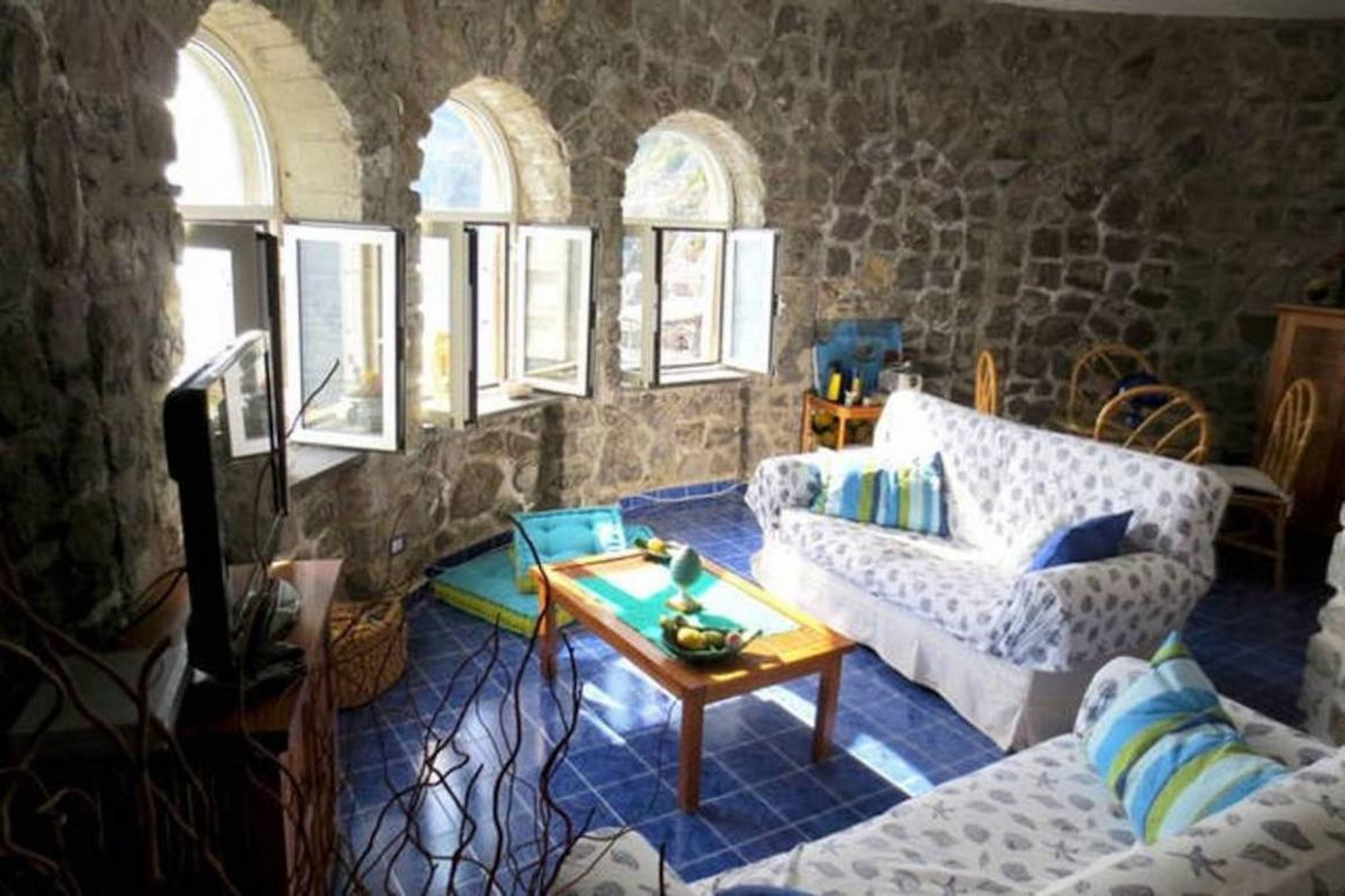[RE] Hasta cinco personas pueden alojarse en la casa de estilo mediterráneo.