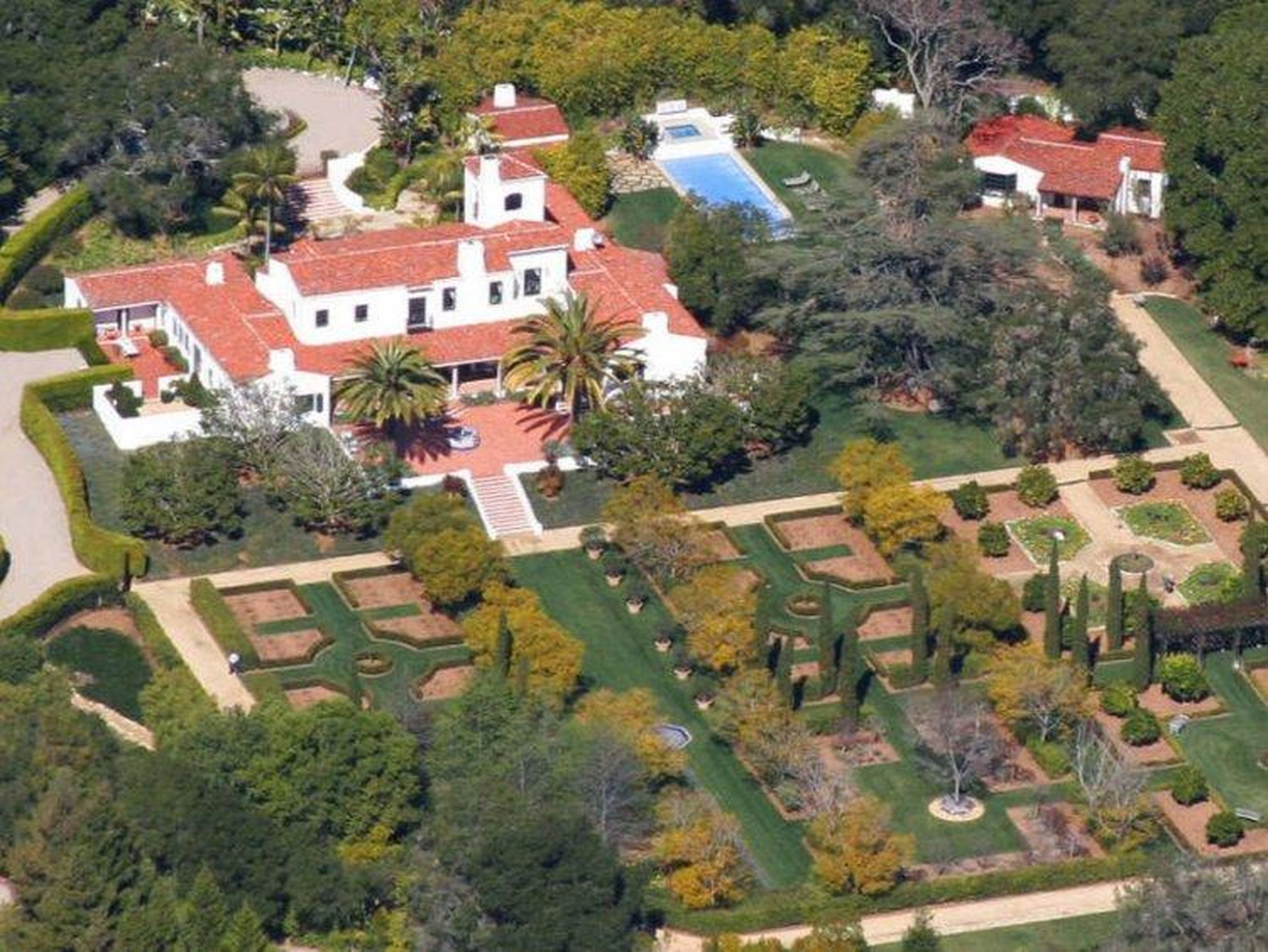 [RE] El ex director ejecutivo de Google, Eric Schmidt, compró su casa de 650 metros cuadrados en Montecito, California, a Ellen DeGeneres y Portia de Rossi en 2007 por 20 millones de dólares.