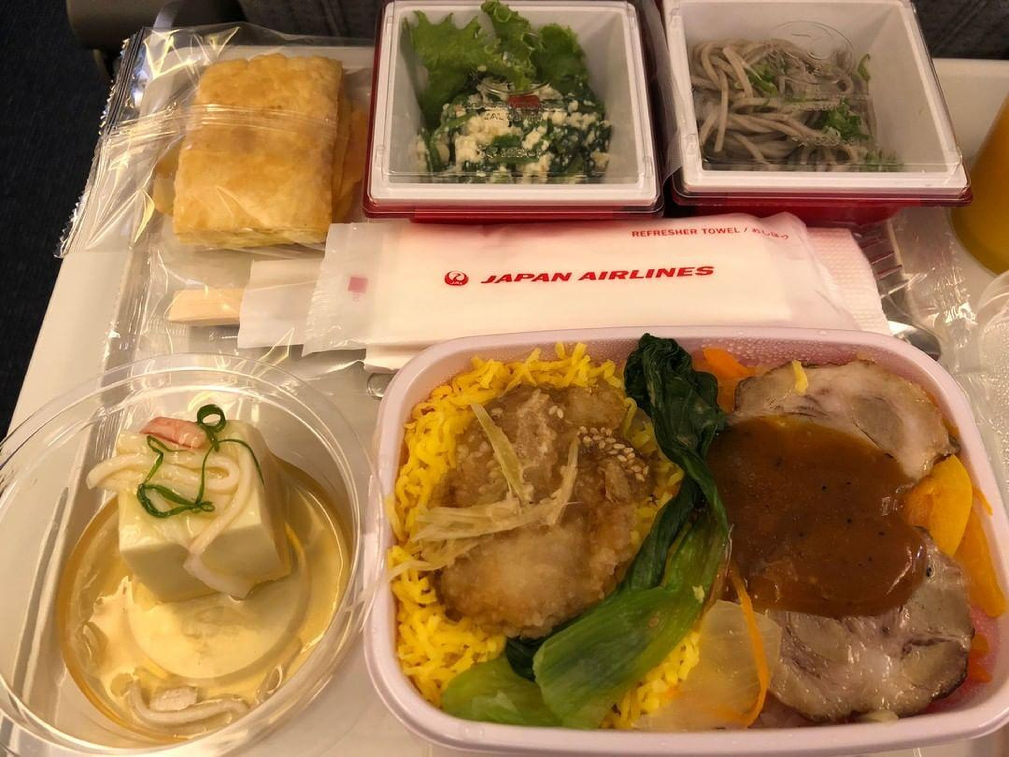 Un menú de clase turista de Japan Air.