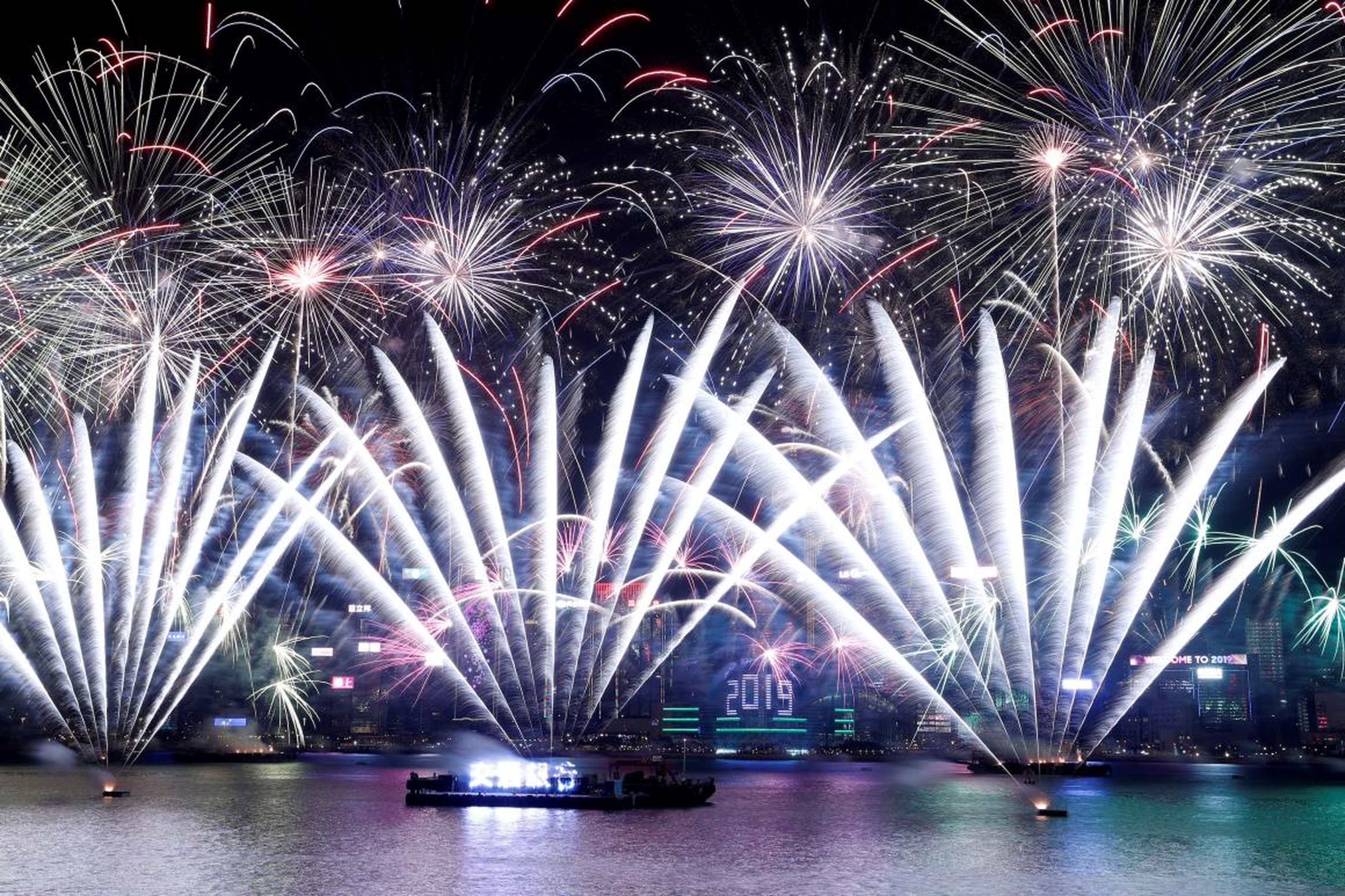 Fuegos artificiales sobre Victoria Harbour y el Centro de Convenciones y Exposiciones de Hong Kong durante un espectáculo pirotécnico para celebrar el Año Nuevo en Hong Kong, China, el 1 de enero de 2019.