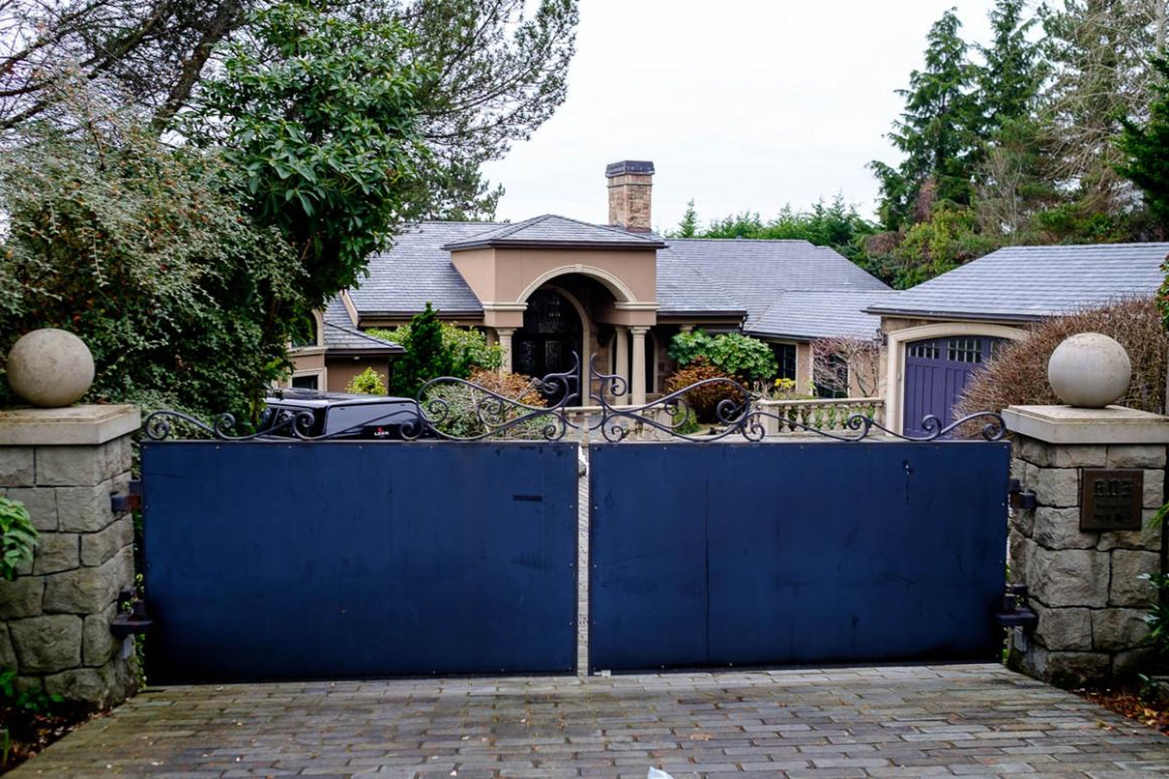 The houses on the waterfront side of Evergreen Point Road were all blocked by high gates. The mansions looked massive, but it was hard to see inside.