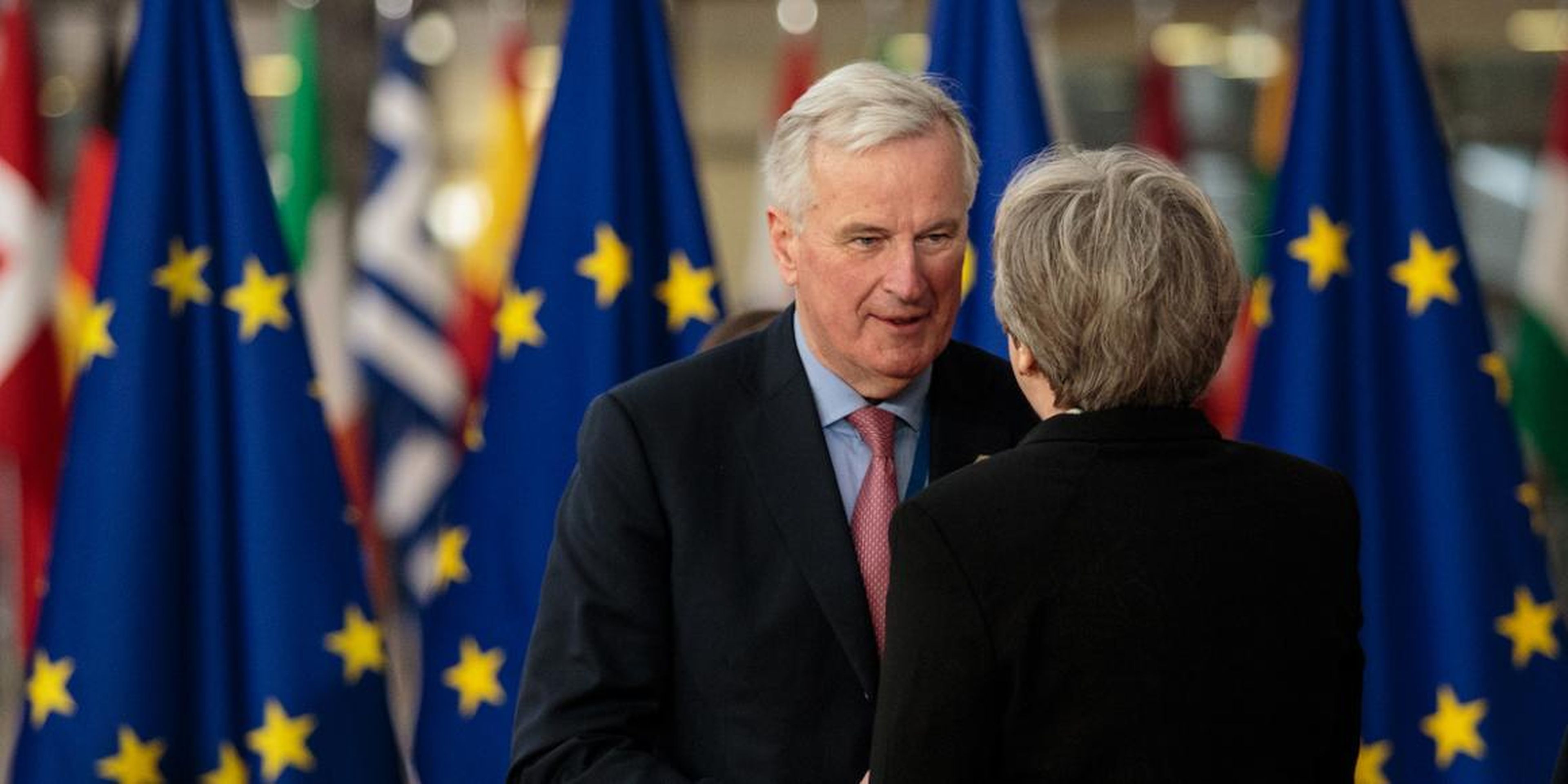 El negociador jefe de la UE, Michel Barnier, habla con Theresa May.